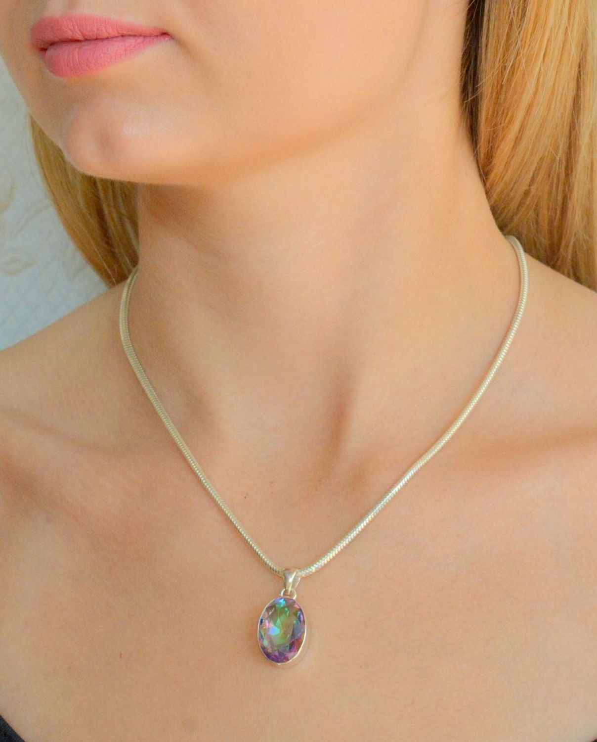 Srebrna zawieszka damska z cyrkonią w odcieniach fioletu DIA-ZAW-10134-925. Srebrna zawieszka damska. Srebrna zawieszka z cyrkonią na prezent. Srebrna zawieszka idealna na lato..jpg