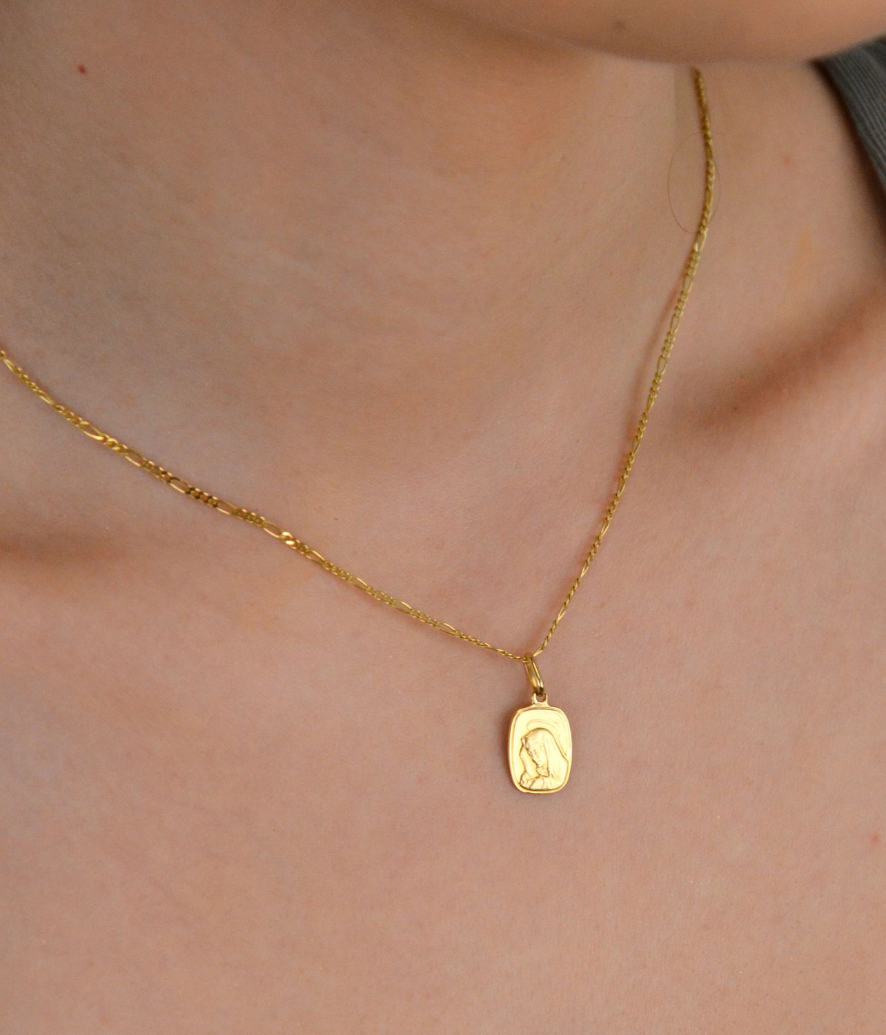 Medalik złoty  Wizerunek Matki Boskiej  585 DIA-ZAW-10256-585b.jpg