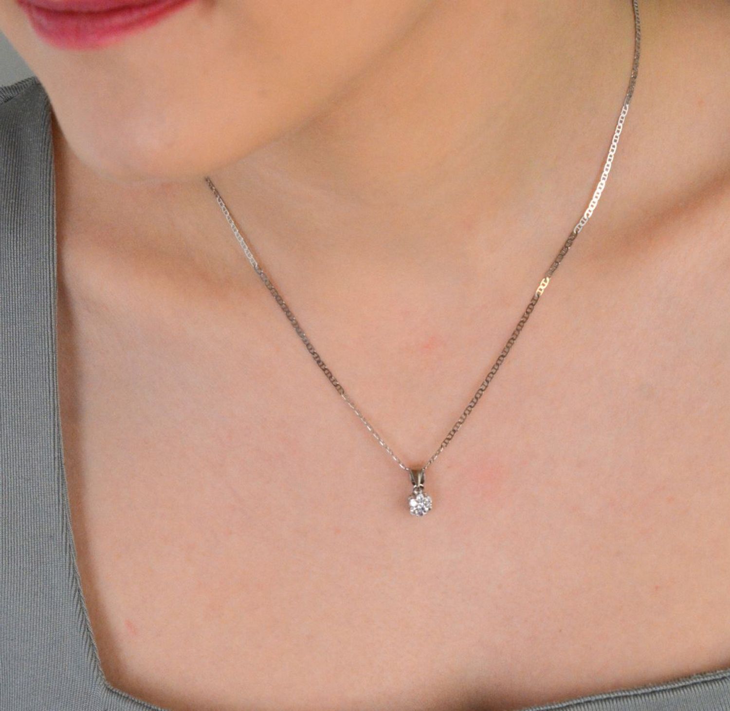 Zawieszka srebrna kwiatek w cyrkonie białe próba 925, DIA-ZAW-10273-925 Zawieszka w kształcie kwiatka to uroczy i subtelny dodatek, który pięknie podkreśli Twoją kobiecość i delikatność.1.jpg