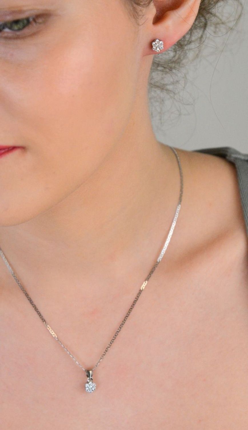 Zawieszka srebrna kwiatek w cyrkonie białe próba 925, DIA-ZAW-10273-925 Zawieszka w kształcie kwiatka to uroczy i subtelny dodatek, który pięknie podkreśli Twoją kobiecość i delikatność.1.jpg