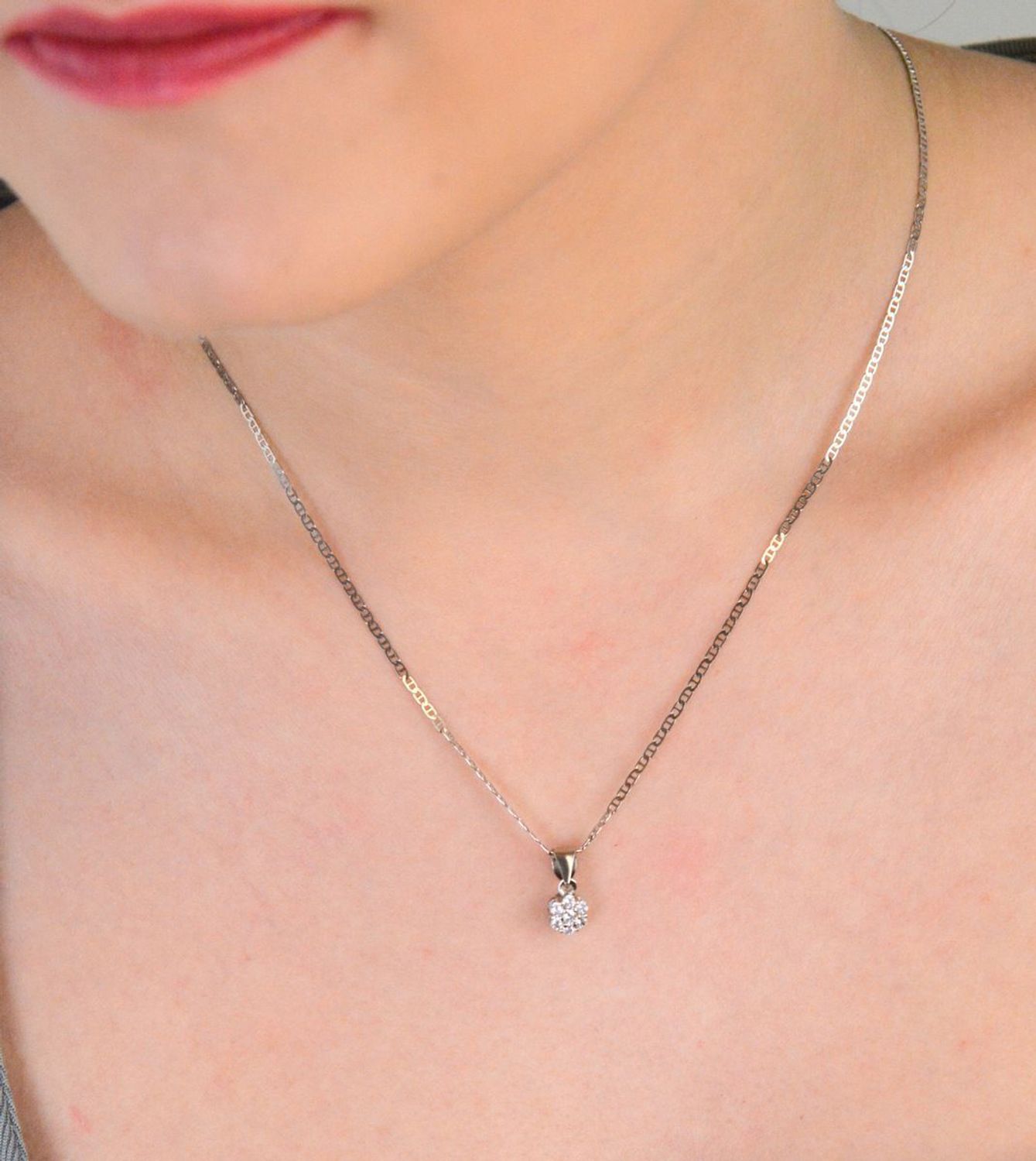 Zawieszka srebrna kwiatek w cyrkonie białe próba 925, DIA-ZAW-10273-925 Zawieszka w kształcie kwiatka to uroczy i subtelny dodatek, który pięknie podkreśli Twoją kobiecość i delikatność.1.jpg