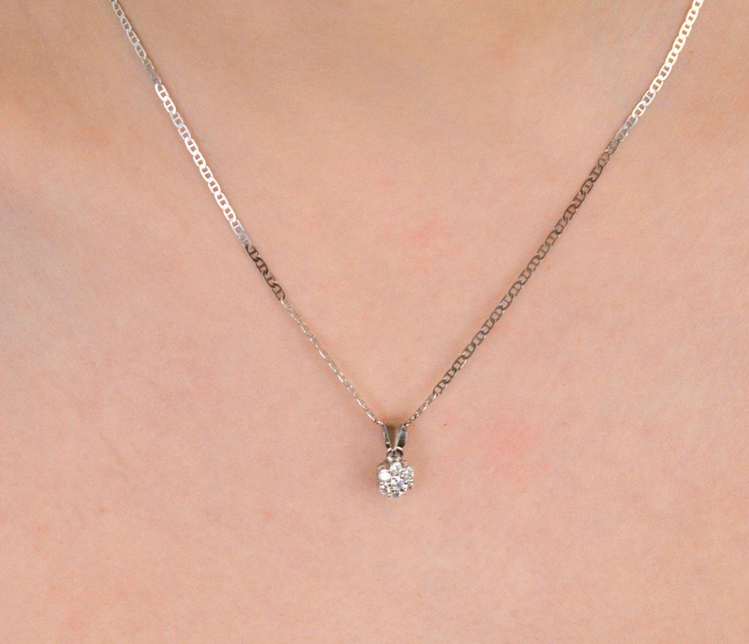 Zawieszka srebrna kwiatek w cyrkonie białe próba 925, DIA-ZAW-10273-925 Zawieszka w kształcie kwiatka to uroczy i subtelny dodatek, który pięknie podkreśli Twoją kobiecość i delikatność.1.jpg