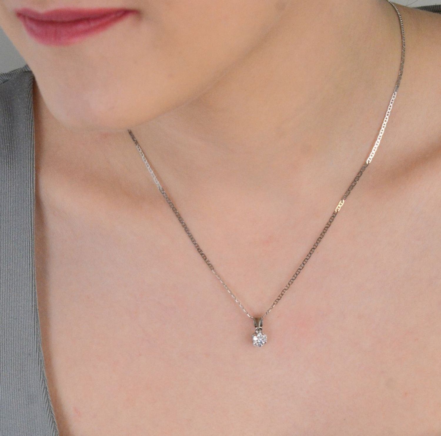 Zawieszka srebrna kwiatek w cyrkonie białe próba 925, DIA-ZAW-10273-925 Zawieszka w kształcie kwiatka to uroczy i subtelny dodatek, który pięknie podkreśli Twoją kobiecość i delikatność.1.jpg