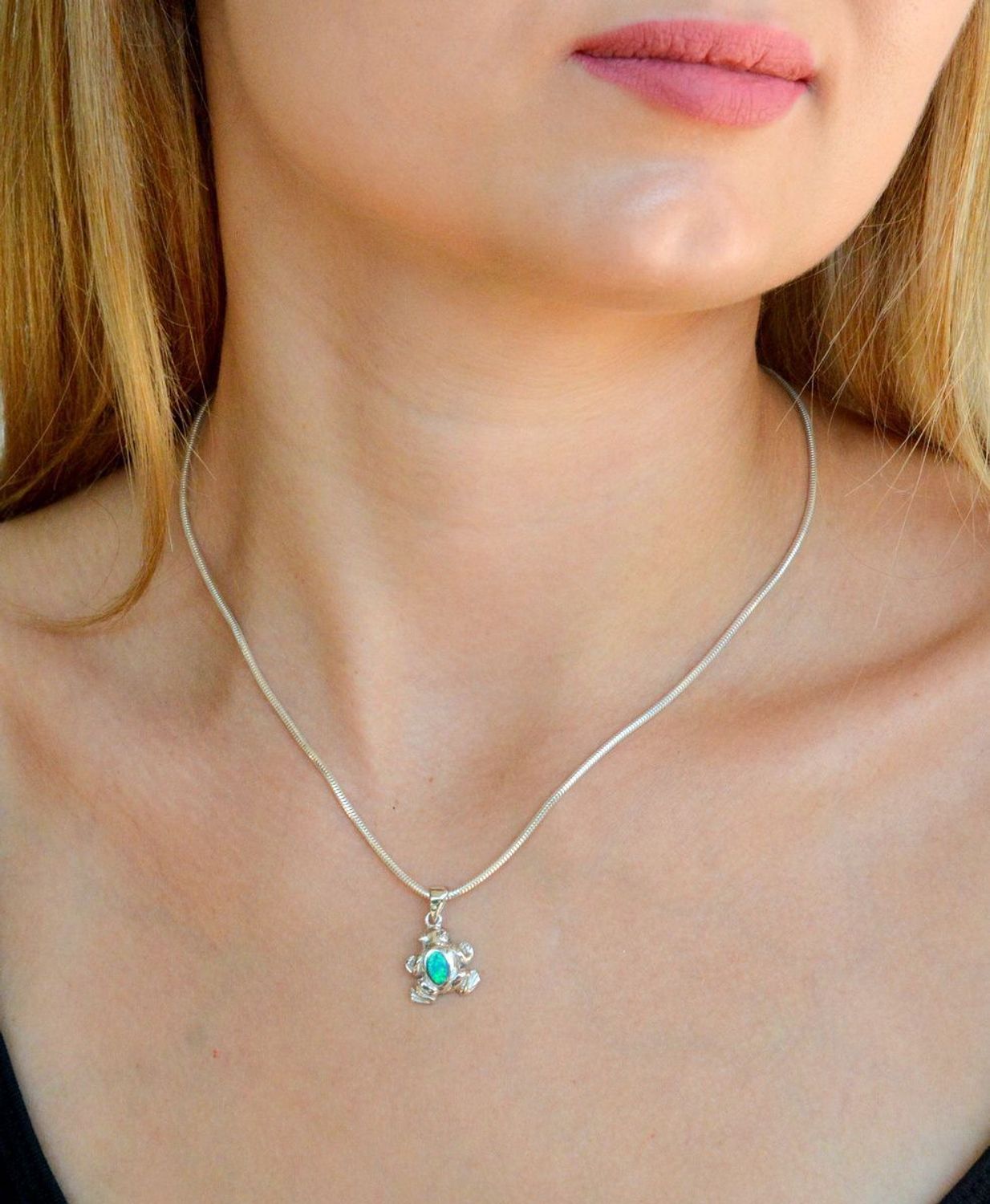 Srebrna zawieszka żaba z niebieskim opalem DIA-ZAW-10276-925. Srebrna zawieszka damska. Srebrna zawieszka żaba. Srebrna zawieszka z kamieniem. Zawieszka z opalem niebieskim..jpg