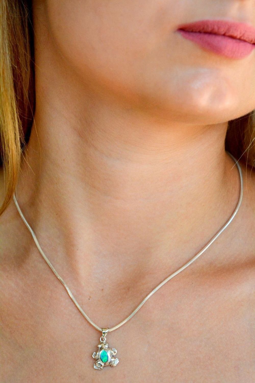 Srebrna zawieszka żaba z niebieskim opalem DIA-ZAW-10276-925. Srebrna zawieszka damska. Srebrna zawieszka żaba. Srebrna zawieszka z kamieniem. Zawieszka z opalem niebieskim..jpg