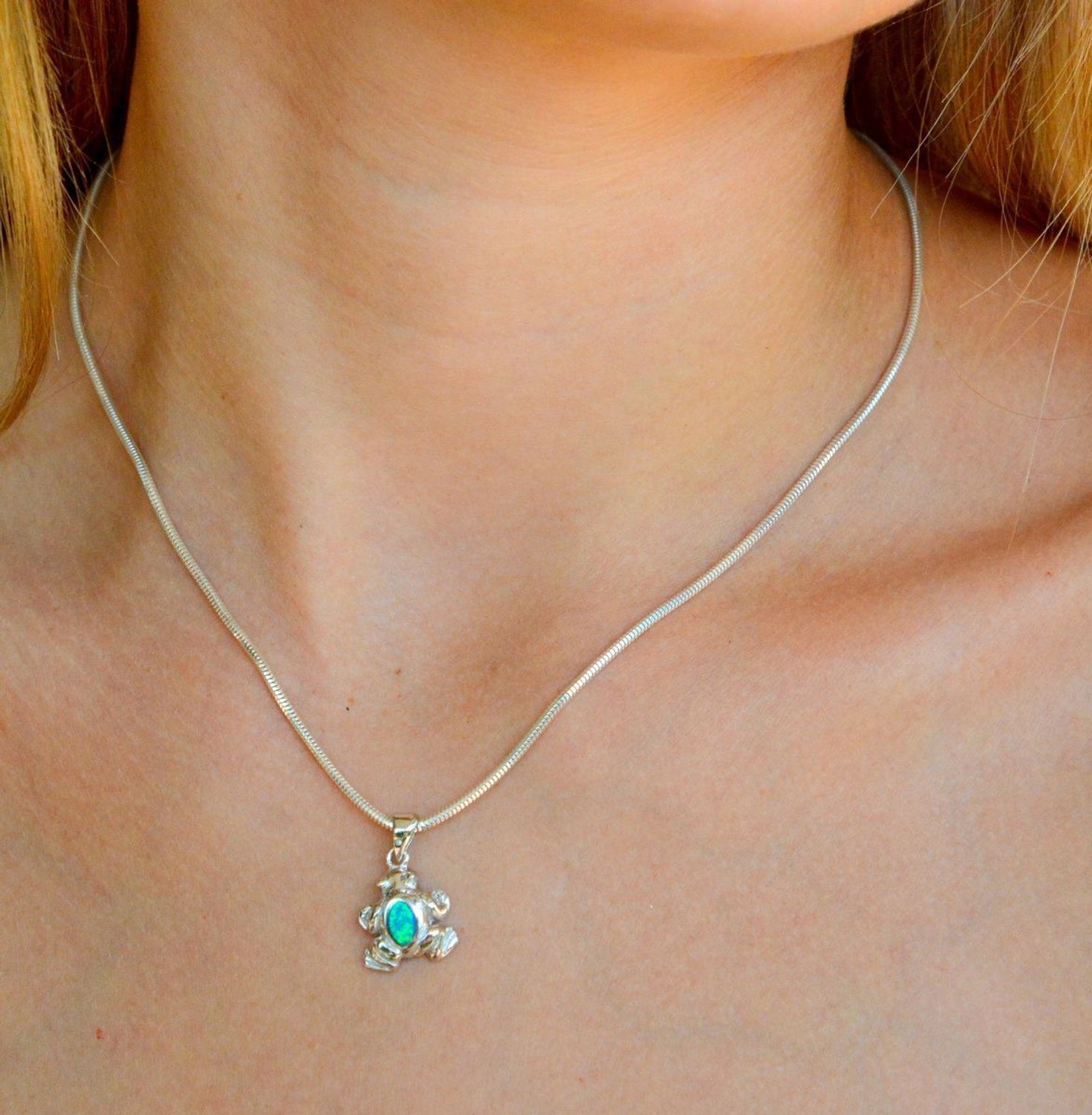 Srebrna zawieszka żaba z niebieskim opalem DIA-ZAW-10276-925. Srebrna zawieszka damska. Srebrna zawieszka żaba. Srebrna zawieszka z kamieniem. Zawieszka z opalem niebieskim..jpg