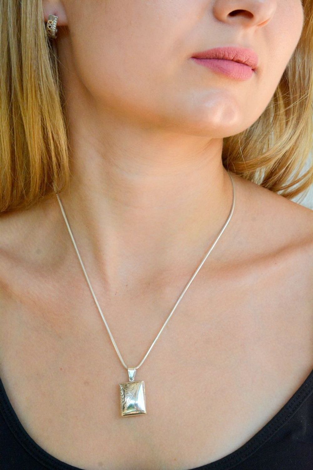 Srebrna zawieszka ozdobne puzderko z miejscem na zdjęcie DIA-ZAW-10277-925. Srebrna zawieszka prostokątna. Srebrna zawieszka damska puzderko. Zawieszka puzderko z miejscem na zdjęcie. Zawieszka damska na prezent..jpg