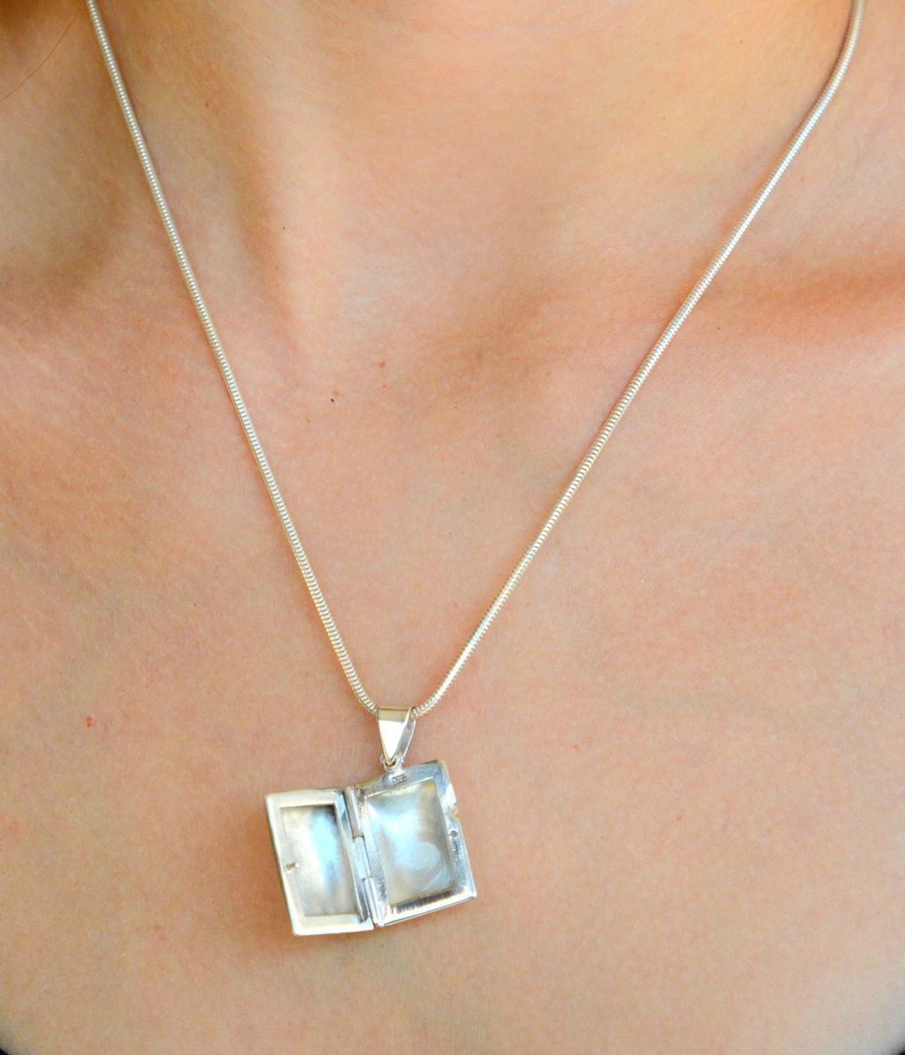 Srebrna zawieszka ozdobne puzderko z miejscem na zdjęcie DIA-ZAW-10277-925. Srebrna zawieszka prostokątna. Srebrna zawieszka damska puzderko. Zawieszka puzderko z miejscem na zdjęcie. Zawieszka damska na prezent..jpg