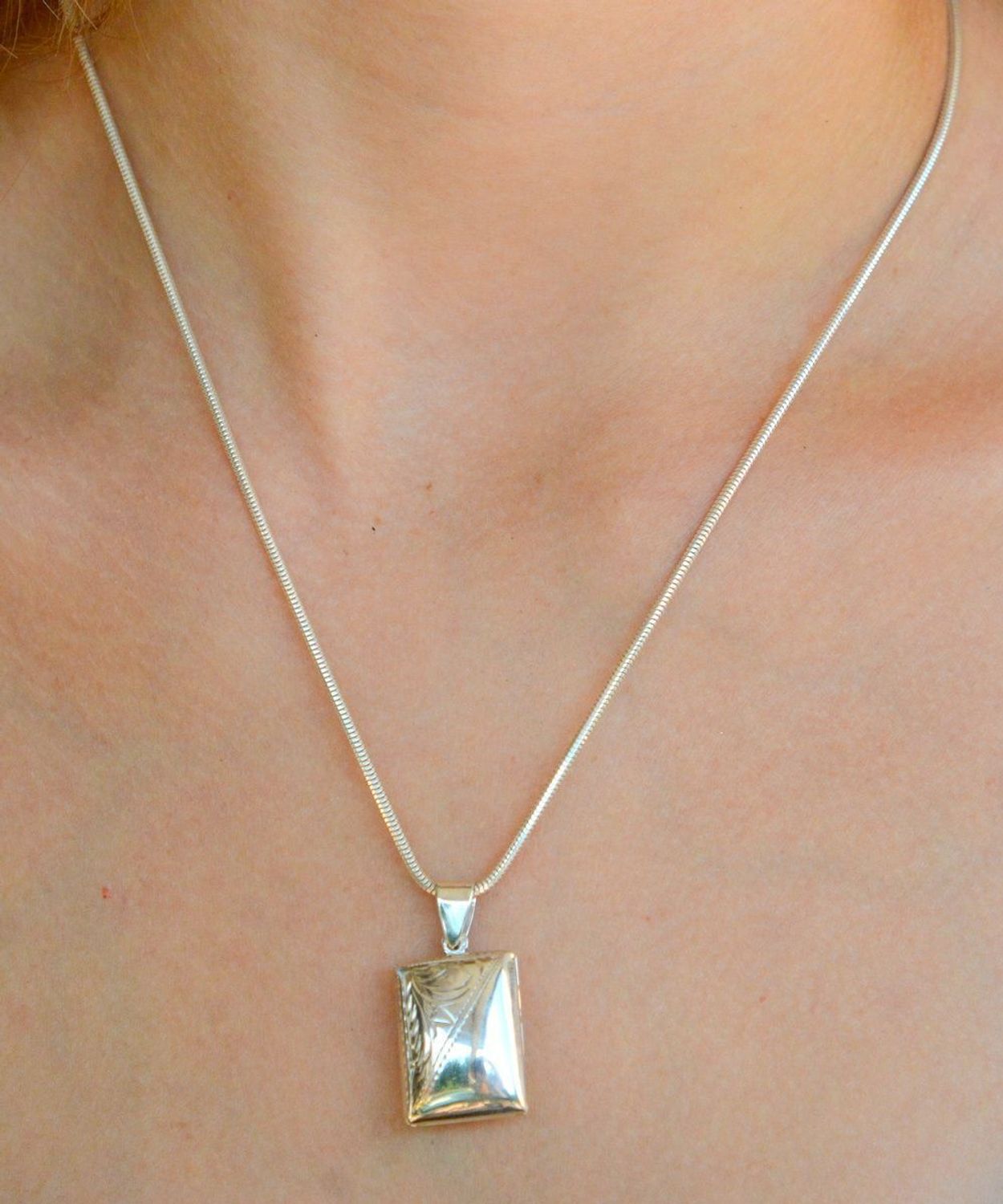 Srebrna zawieszka ozdobne puzderko z miejscem na zdjęcie DIA-ZAW-10277-925. Srebrna zawieszka prostokątna. Srebrna zawieszka damska puzderko. Zawieszka puzderko z miejscem na zdjęcie. Zawieszka damska na prezent..jpg