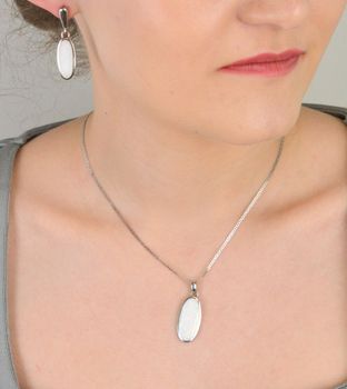 Zawieszka owalna srebrna próba 925, z opalem DIA-ZAW-10297-925 Elegancka i zjawiskowa zawieszka wykonana z wysokiej jakości srebra próby 925, o klasycznym owalnym kształcie i centralnie osadzonym syntetyczny (3).JPG