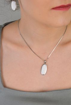 Zawieszka owalna srebrna próba 925, z opalem DIA-ZAW-10297-925 Elegancka i zjawiskowa zawieszka wykonana z wysokiej jakości srebra próby 925, o klasycznym owalnym kształcie i centralnie osadzonym syntetyczny (4).JPG