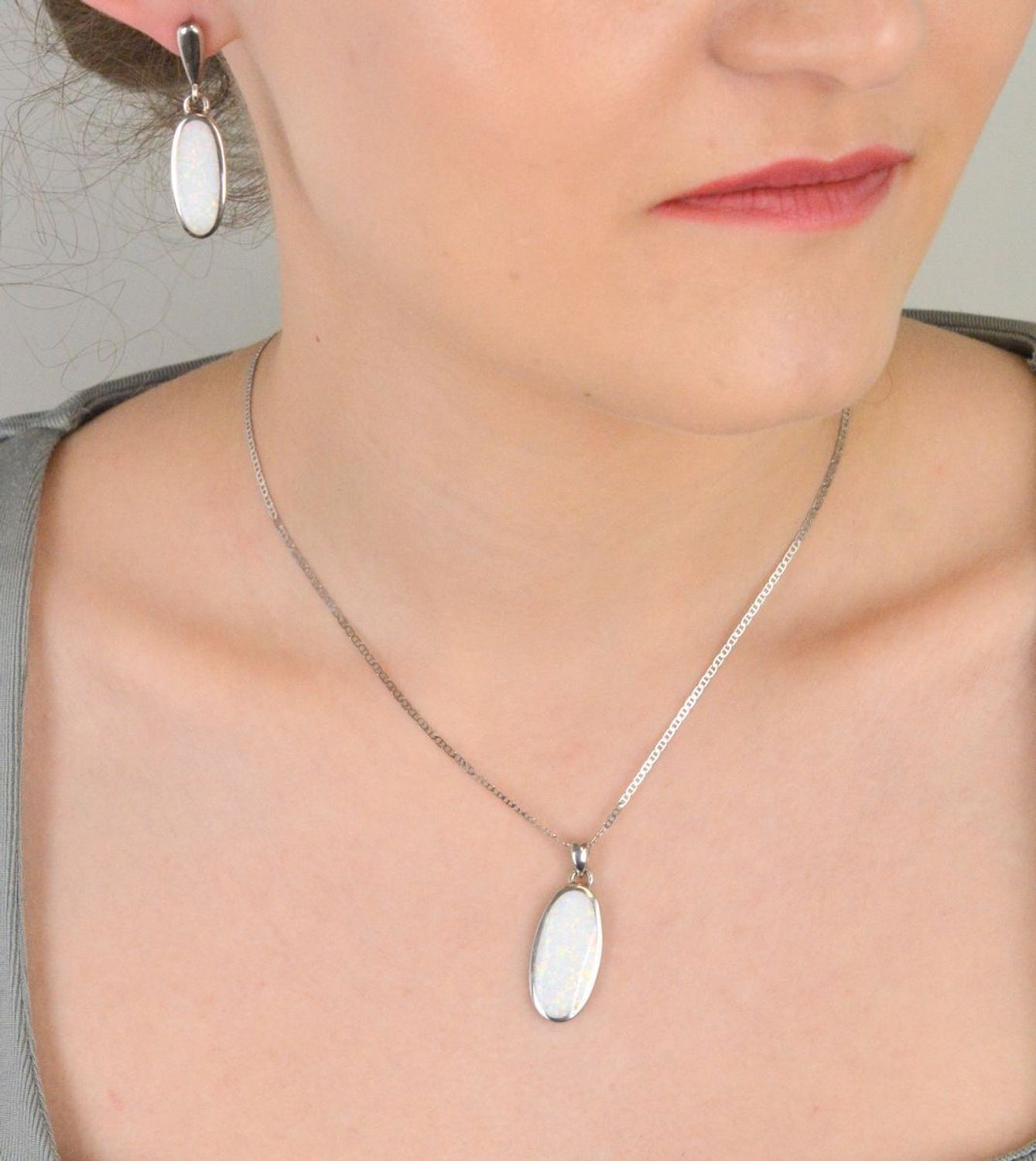 Zawieszka owalna srebrna próba 925, z opalem DIA-ZAW-10297-925 Elegancka i zjawiskowa zawieszka wykonana z wysokiej jakości srebra próby 925, o klasycznym owalnym kształcie 1.jpg