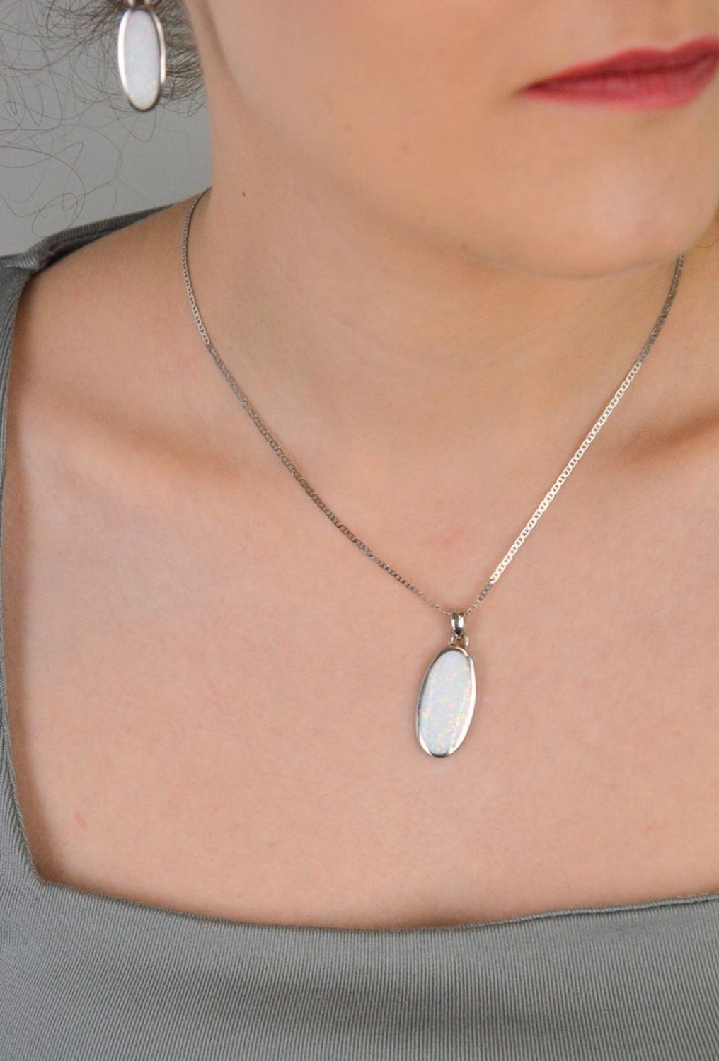 Zawieszka owalna srebrna próba 925, z opalem DIA-ZAW-10297-925 Elegancka i zjawiskowa zawieszka wykonana z wysokiej jakości srebra próby 925, o klasycznym owalnym kształcie 1.jpg