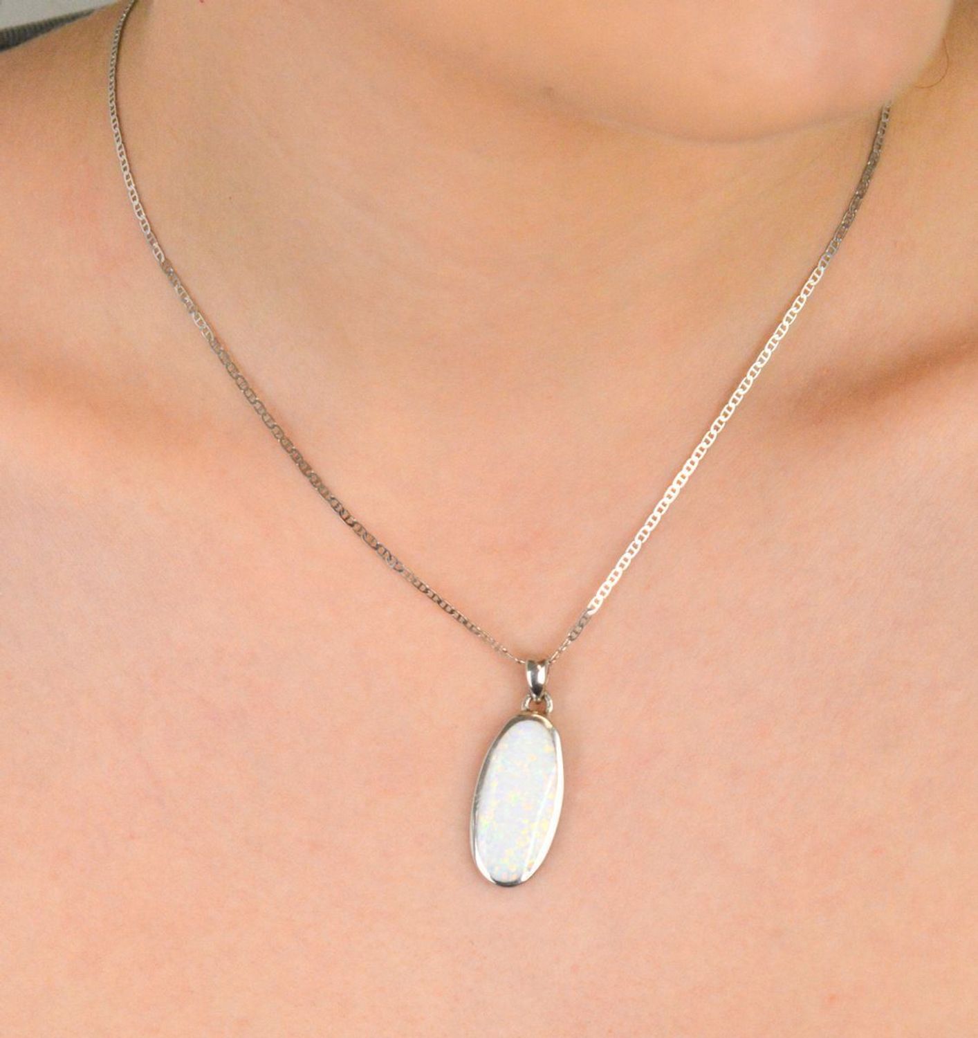 Zawieszka owalna srebrna próba 925, z opalem DIA-ZAW-10297-925 Elegancka i zjawiskowa zawieszka wykonana z wysokiej jakości srebra próby 925, o klasycznym owalnym kształcie 1.jpg