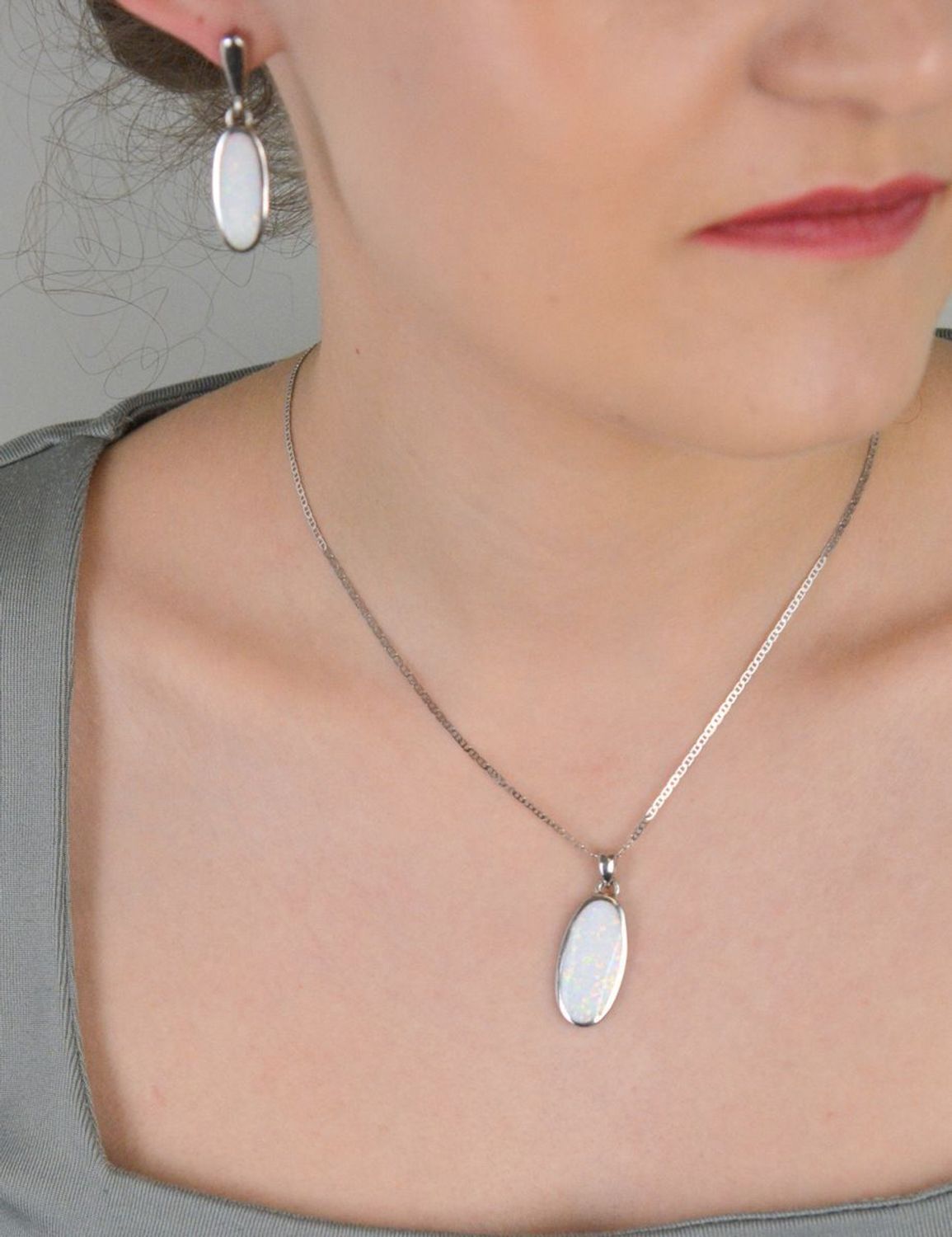 Zawieszka owalna srebrna próba 925, z opalem DIA-ZAW-10297-925 Elegancka i zjawiskowa zawieszka wykonana z wysokiej jakości srebra próby 925, o klasycznym owalnym kształcie 1.jpg