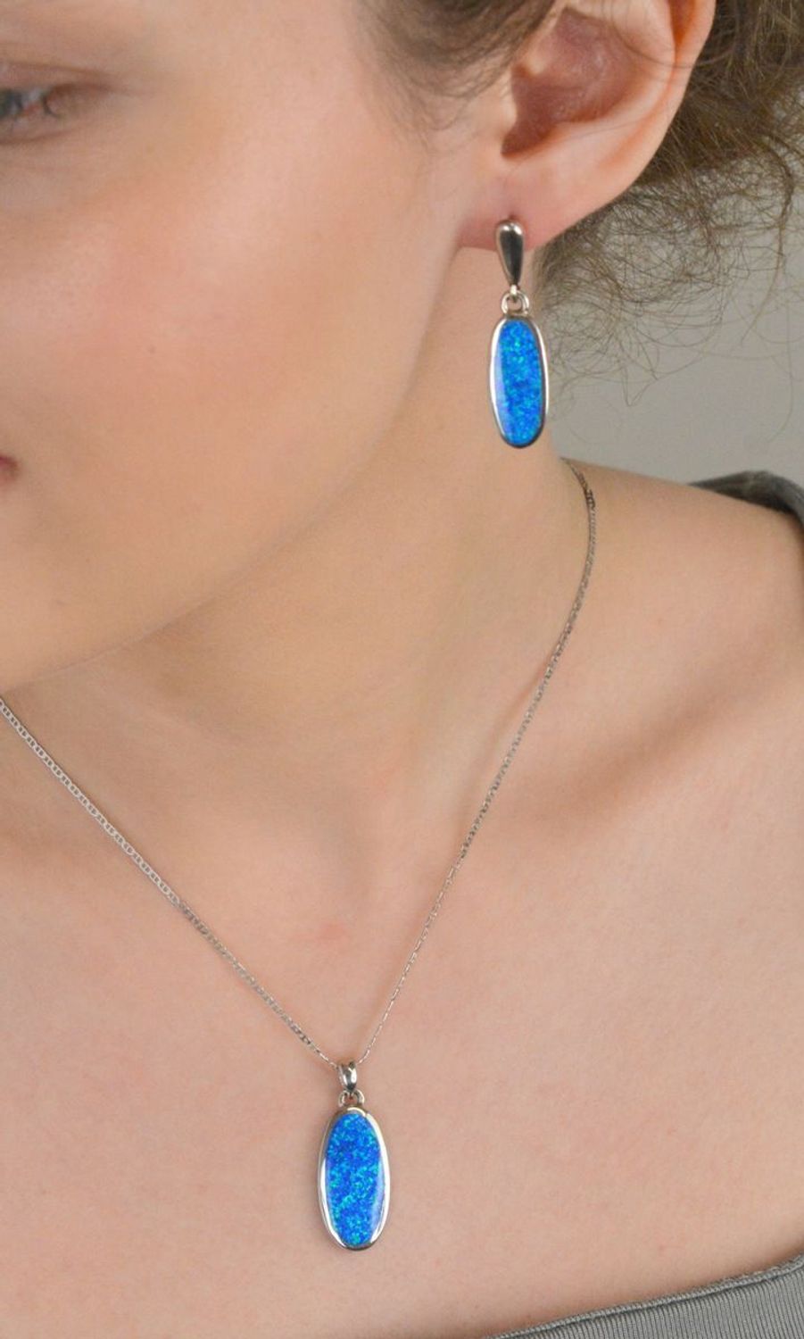 Zawieszka srebrna owalna próba 925, opal syntetyczny DIA-ZAW-10298-925 Wyjątkowa zawieszka wykonana z wysokiej jakości srebra próby 925, która urzeka klasycznym owalnym kształtem1.jpg