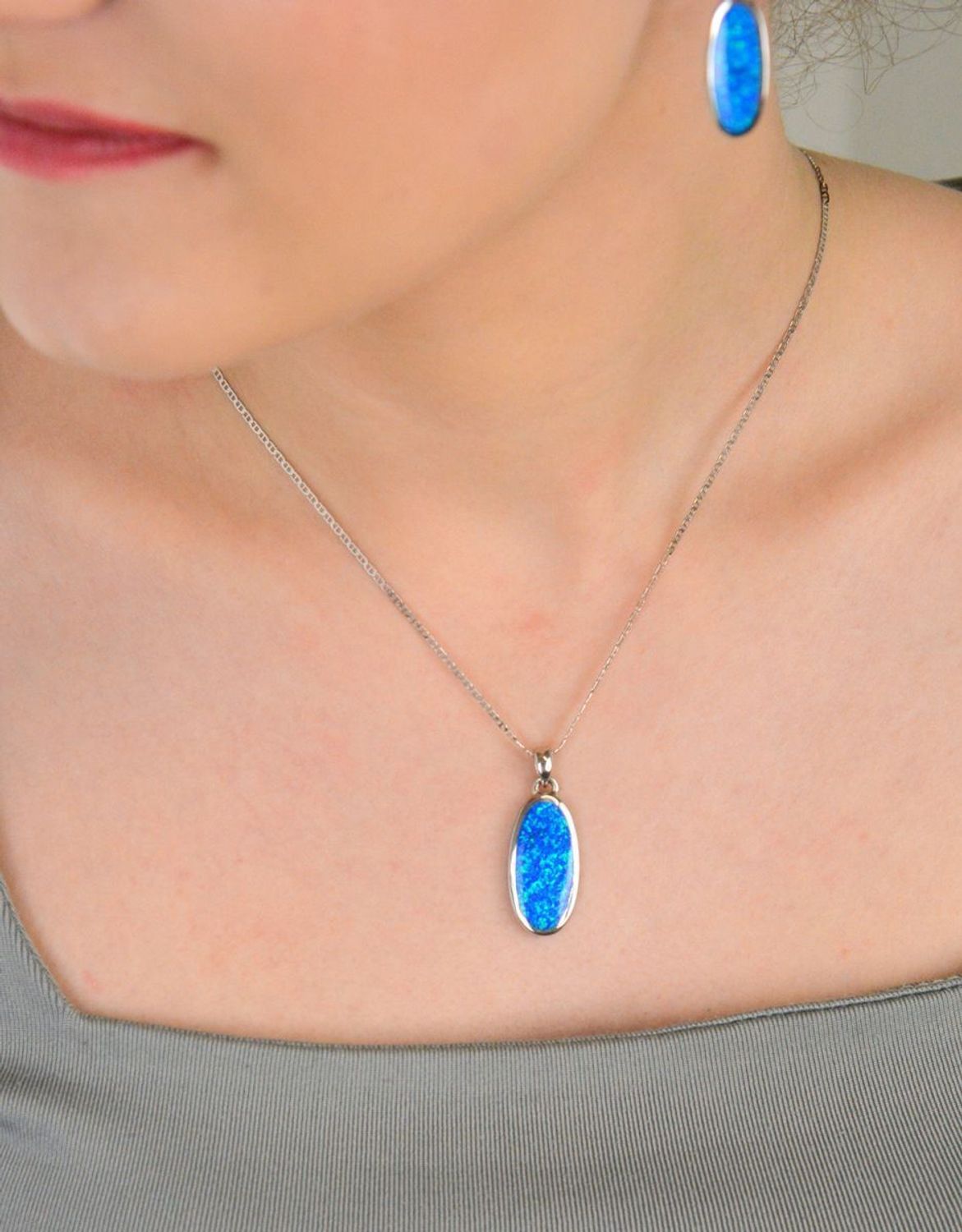 Zawieszka srebrna owalna próba 925, opal syntetyczny DIA-ZAW-10298-925 Wyjątkowa zawieszka wykonana z wysokiej jakości srebra próby 925, która urzeka klasycznym owalnym kształtem1.jpg