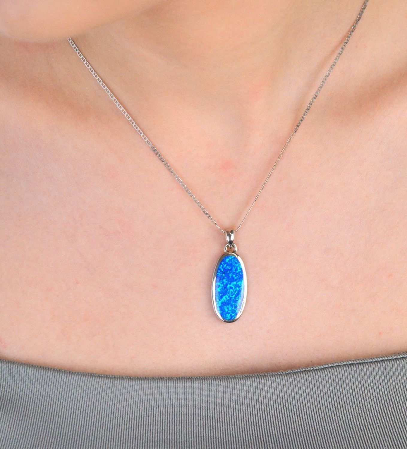 Zawieszka srebrna owalna próba 925, opal syntetyczny DIA-ZAW-10298-925 Wyjątkowa zawieszka wykonana z wysokiej jakości srebra próby 925, która urzeka klasycznym owalnym kształtem1.jpg