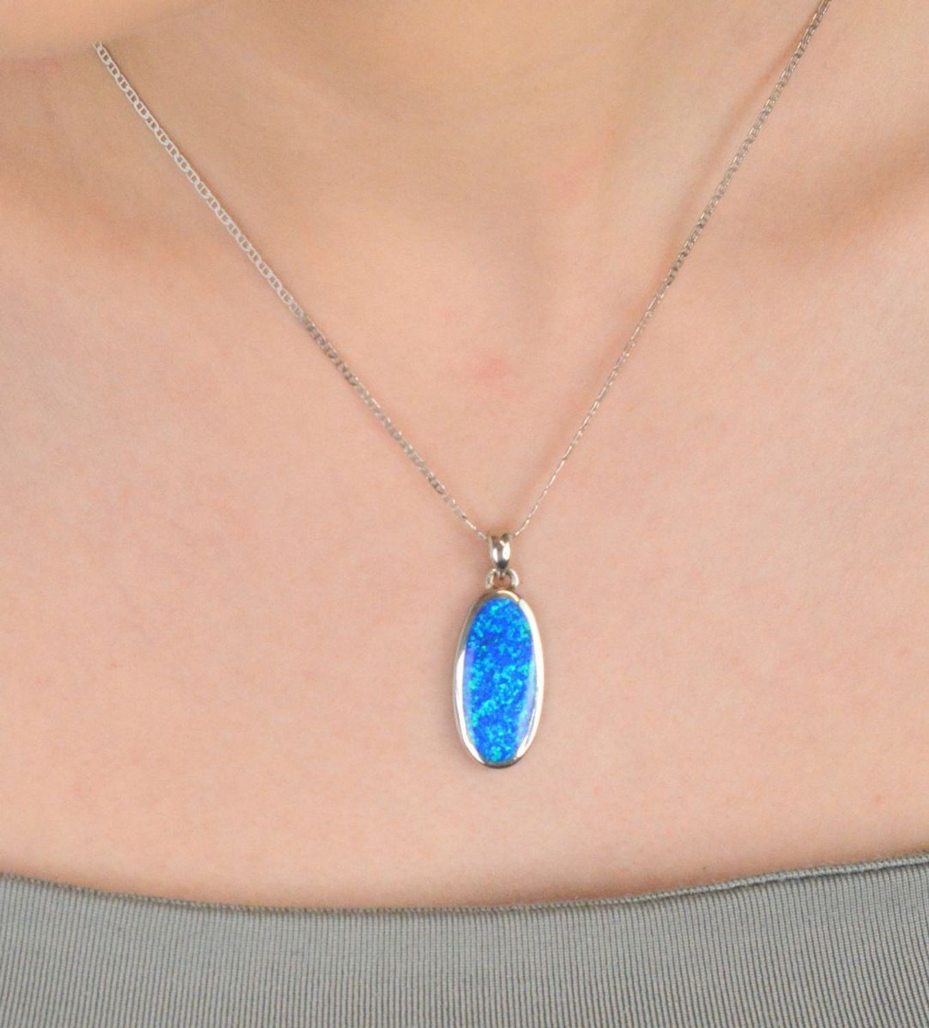 Zawieszka srebrna owalna próba 925, opal syntetyczny DIA-ZAW-10298-925 Wyjątkowa zawieszka wykonana z wysokiej jakości srebra próby 925, która urzeka klasycznym owalnym kształtem1.jpg