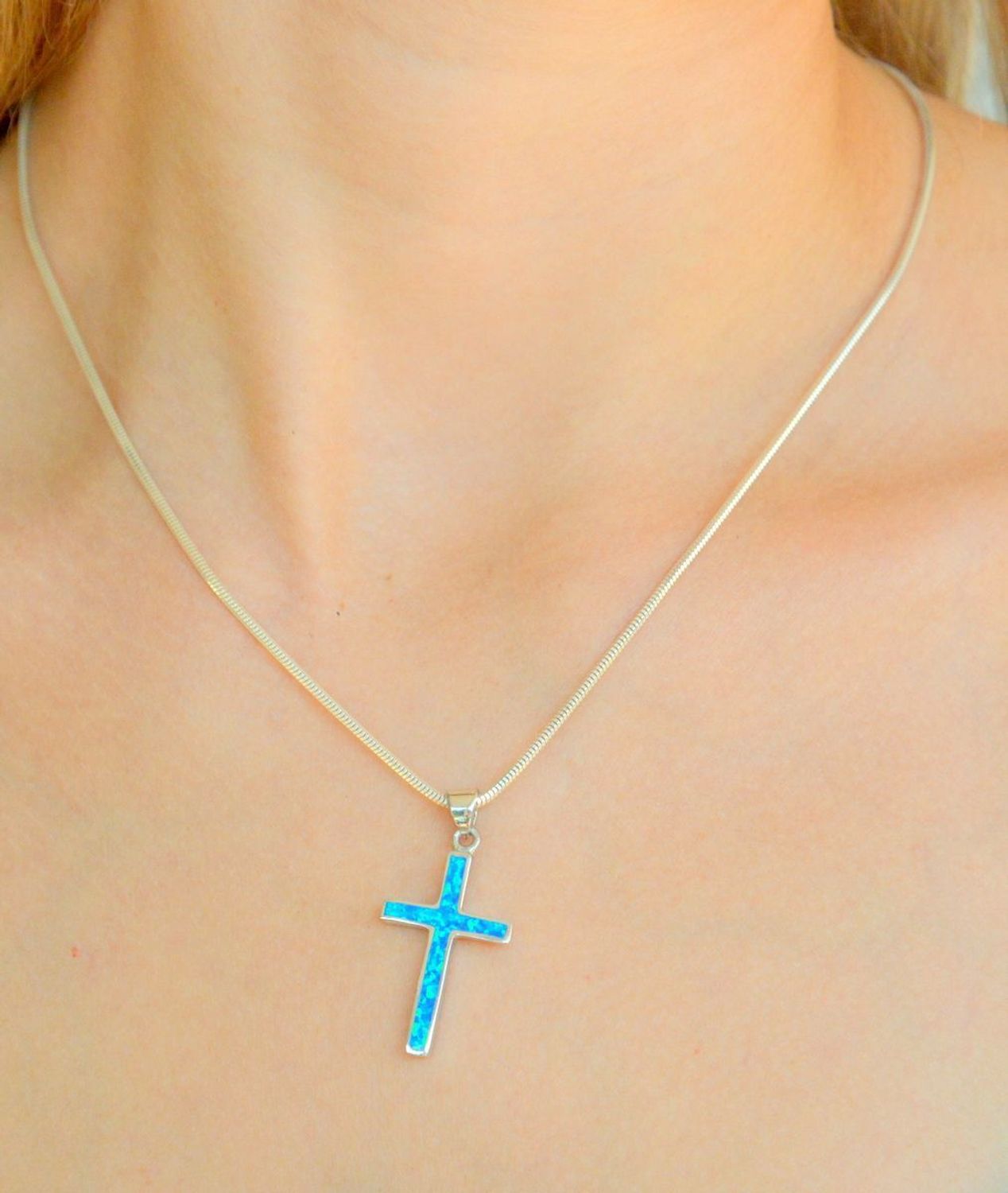 Srebrna zawieszka ozdobny krzyżyk z niebieskim opalem DIA-ZAW-10300-925.  Srebrna zawieszka damska. Srebrna zawieszka krzyżyk. Krzyżyk z opalem. Srebrna zawieszka z kamieniem naturalnym..jpg