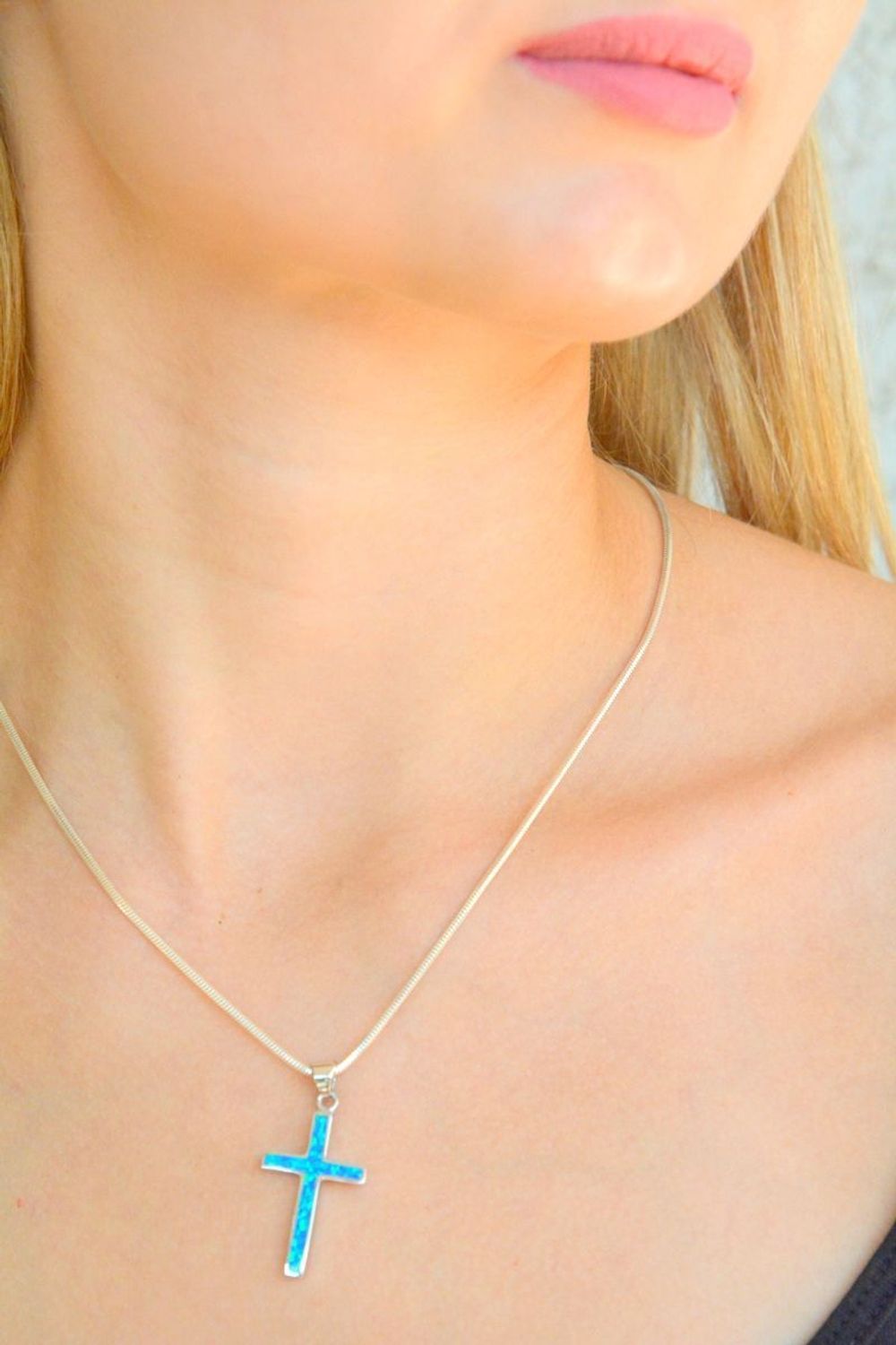 Srebrna zawieszka ozdobny krzyżyk z niebieskim opalem DIA-ZAW-10300-925.  Srebrna zawieszka damska. Srebrna zawieszka krzyżyk. Krzyżyk z opalem. Srebrna zawieszka z kamieniem naturalnym..jpg