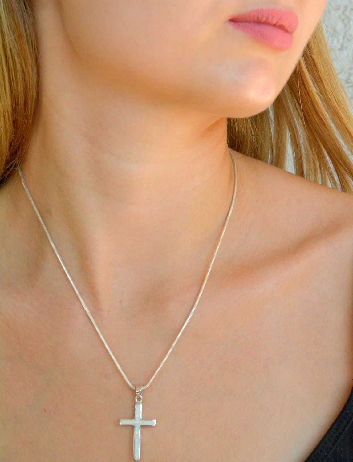 Srebrna zawieszka ozdobny krzyżyk z opalem DIA-ZAW-10301-925. Srebrna zawieszka damska. Srebrna zawieszka krzyżyk. Krzyżyk z opalem. Srebrna zawieszka z kamieniem naturalnym..jpg