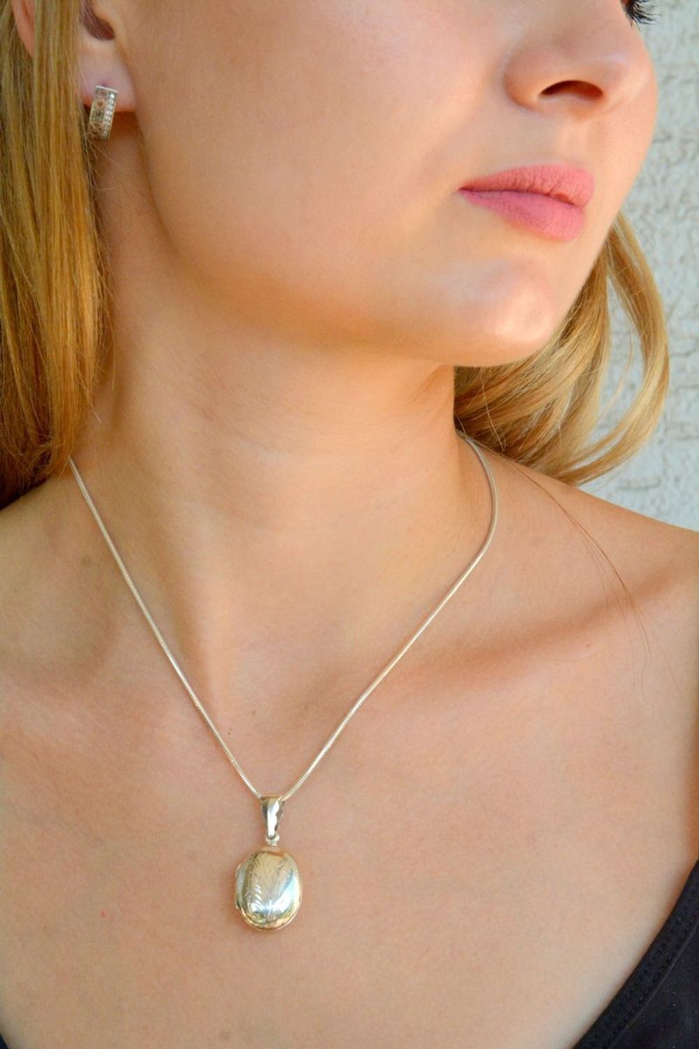 Srebrna zawieszka ozdobne puzderko o owalnym kształcie DIA-ZAW-10303-925. Srebrna zawieszka owalna. Srebrna zawieszka damska puzderko. Zawieszka puzderko z miejscem na zdjęcie. Zawieszka damska na prezent..jpg