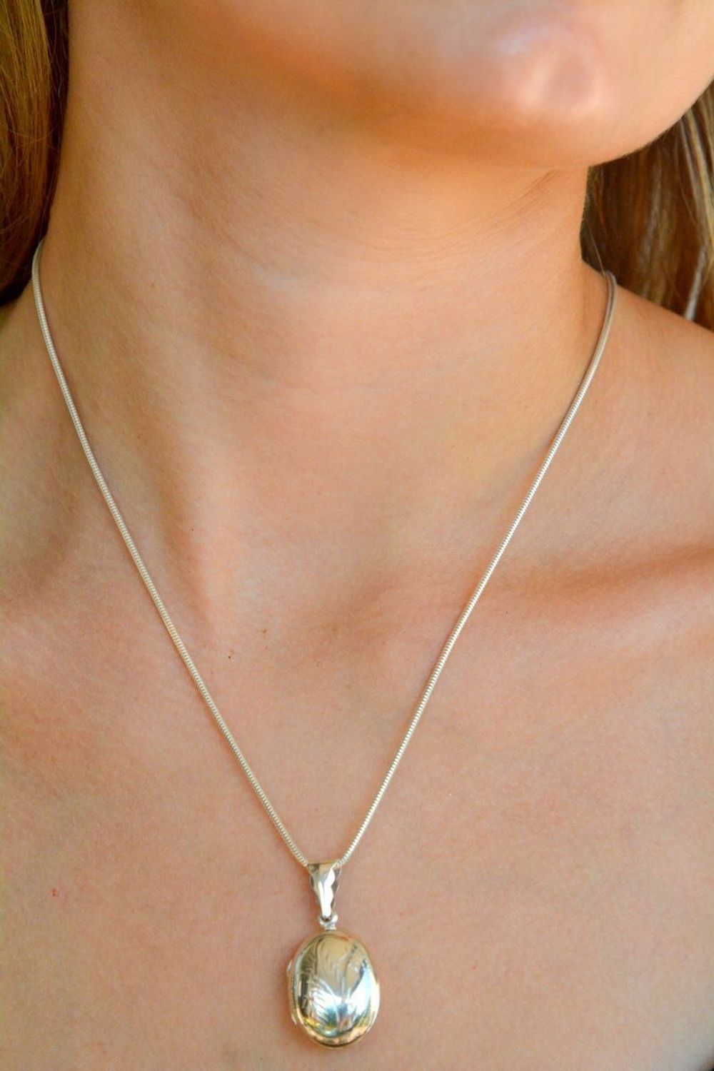 Srebrna zawieszka ozdobne puzderko o owalnym kształcie DIA-ZAW-10303-925. Srebrna zawieszka owalna. Srebrna zawieszka damska puzderko. Zawieszka puzderko z miejscem na zdjęcie. Zawieszka damska na prezent..jpg