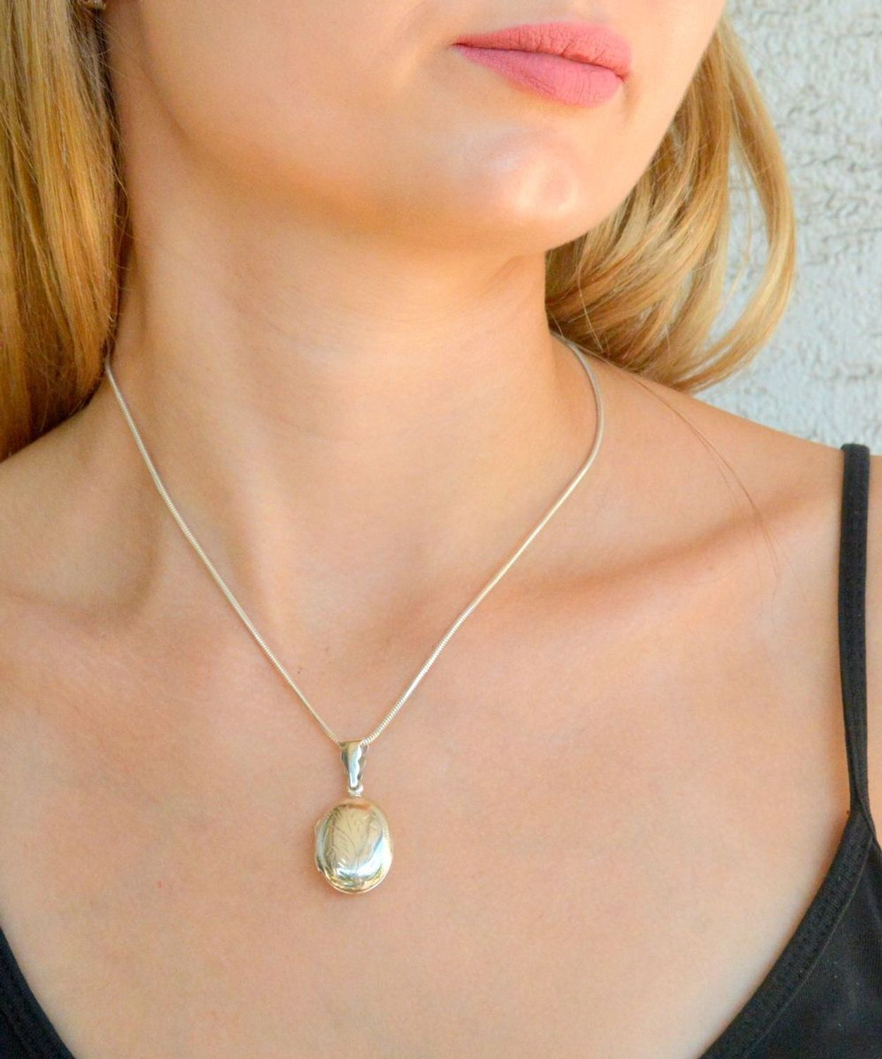 Srebrna zawieszka ozdobne puzderko o owalnym kształcie DIA-ZAW-10303-925. Srebrna zawieszka owalna. Srebrna zawieszka damska puzderko. Zawieszka puzderko z miejscem na zdjęcie. Zawieszka damska na prezent..jpg