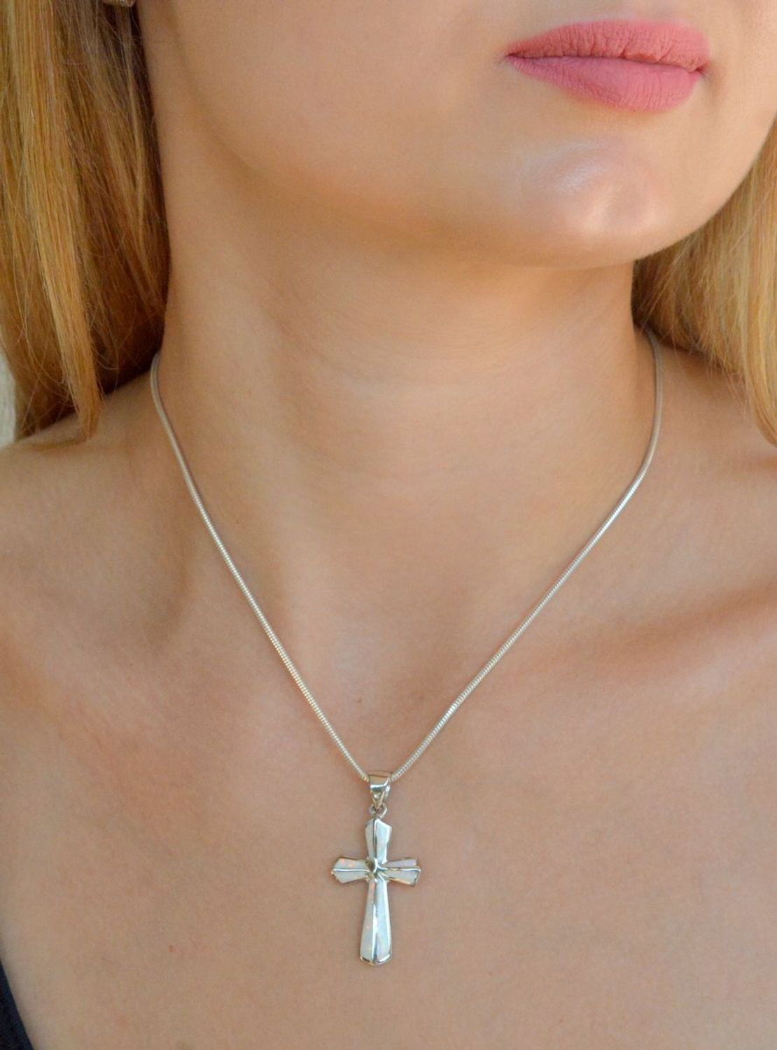 Srebrna zawieszka ozdobny krzyżyk z opalem DIA-ZAW-10304-925. Srebrna zawieszka damska. Srebrna zawieszka krzyżyk. Krzyżyk z opalem. Srebrna zawieszka z kamieniem naturalnym..jpg