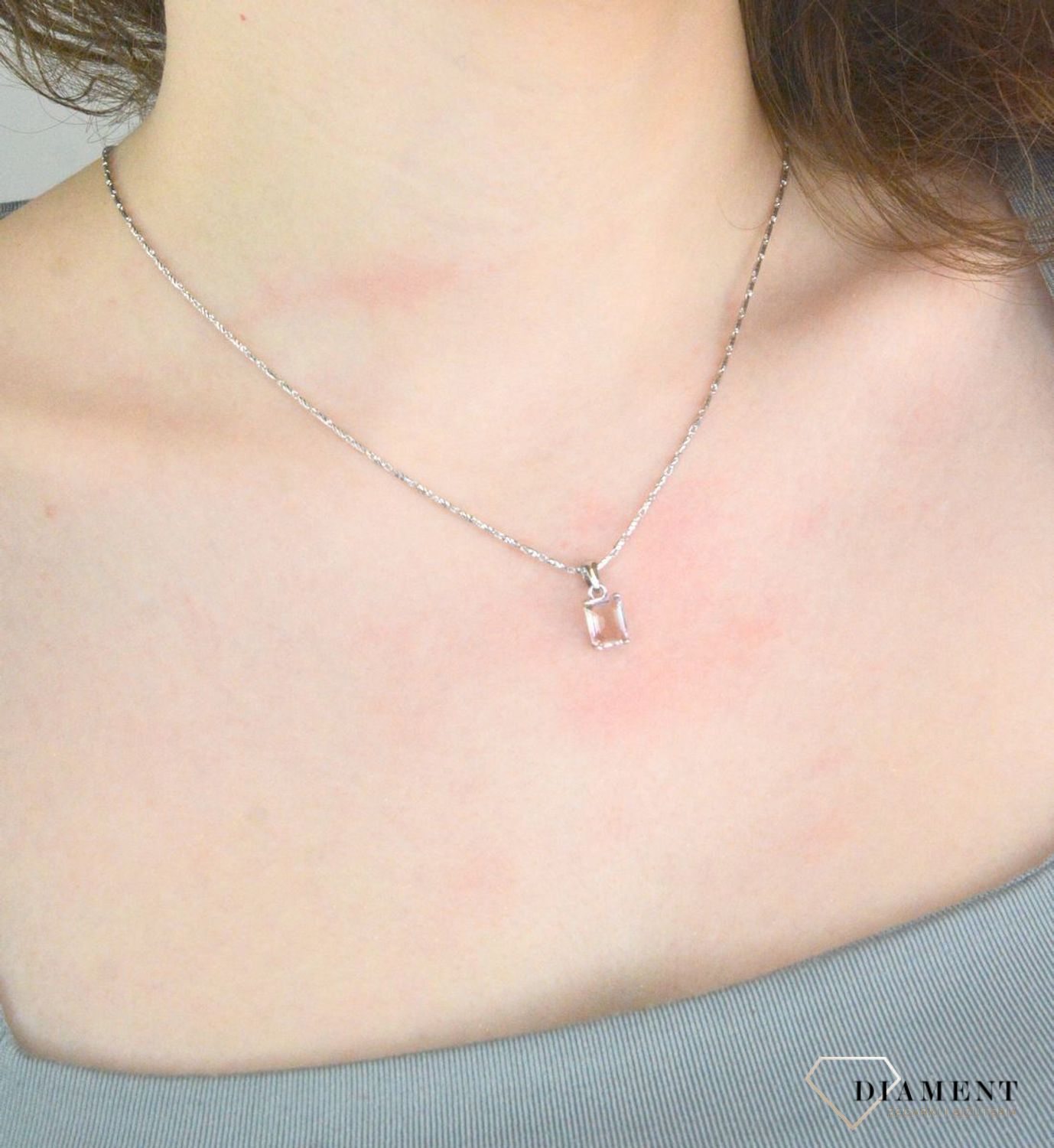 Zawieszka prostokątna kolor DIA-ZAW-10362-925, Srebrna zawieszka została wykonana z najwyższej jakości srebra próby 925. Idealny prezent dla każdej kobiety. Nasze zawieszki są wykonane z dbałością o każdy szczegół i detal1.jpg