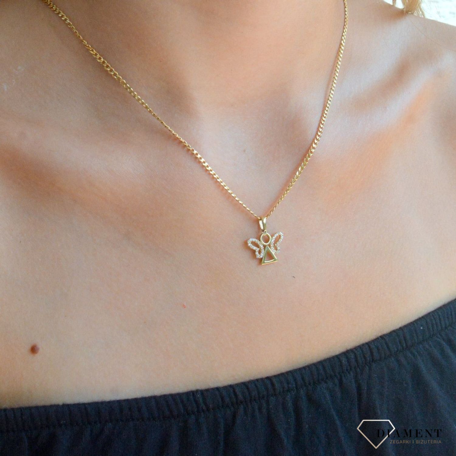 Zawieszka złota  Biżuteryjny Aniołek 585 DIA-ZAW-10419-585 Zawieszka wykonana z żółtego 14 karatowego złota o oryginalnej i ponadczasowej formie. Biżuteria idealna do każdego typu łańcuszka. Fantastyczny pomysł n.jpg