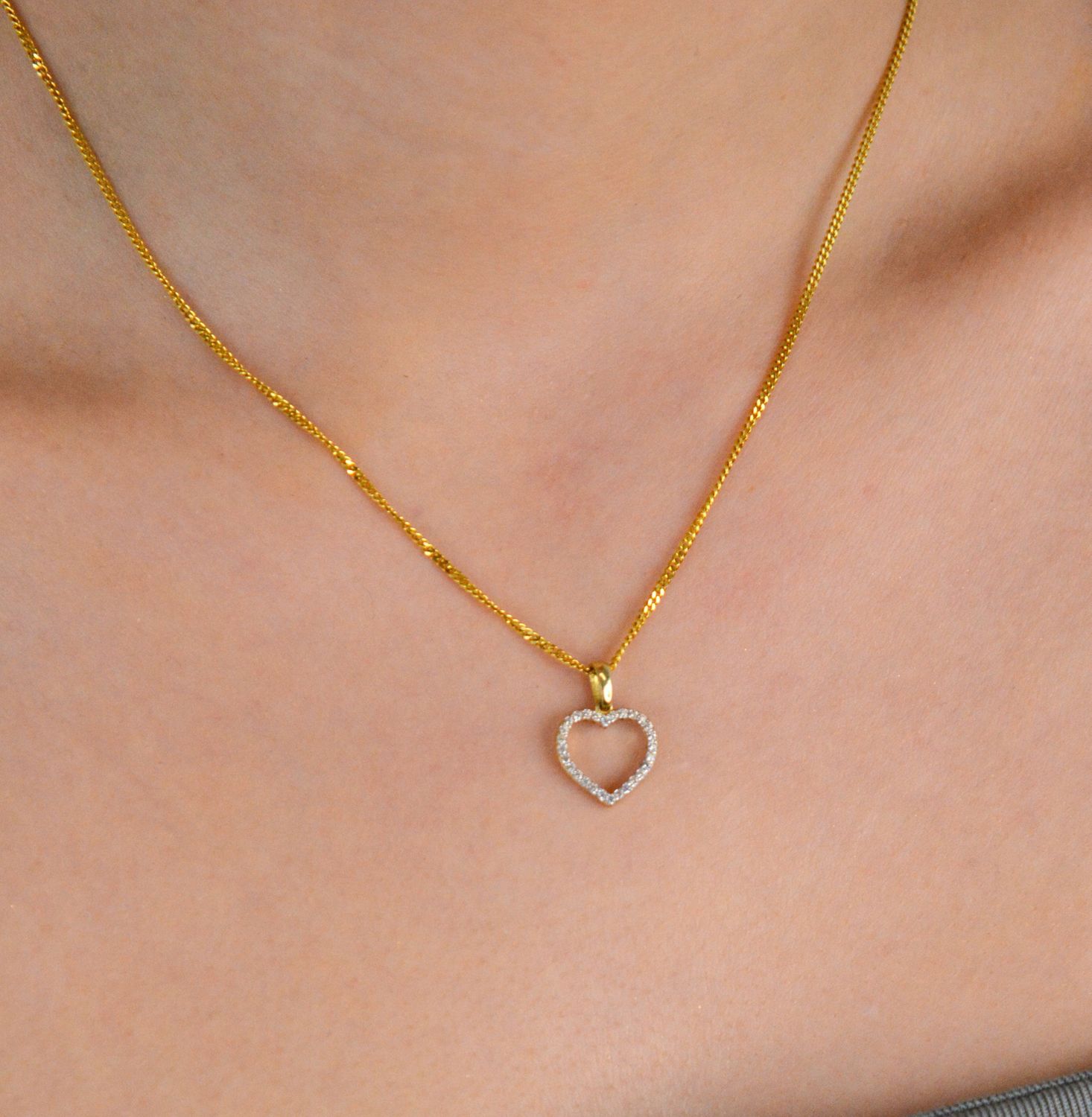 Zawieszka serce dwustronne z białymi i czarnymi cyrkoniami 585.jpg