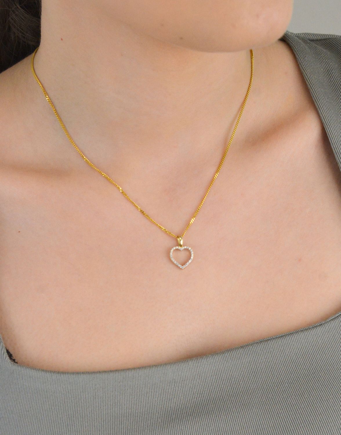 Zawieszka serce dwustronne z białymi i czarnymi cyrkoniami 585.jpg