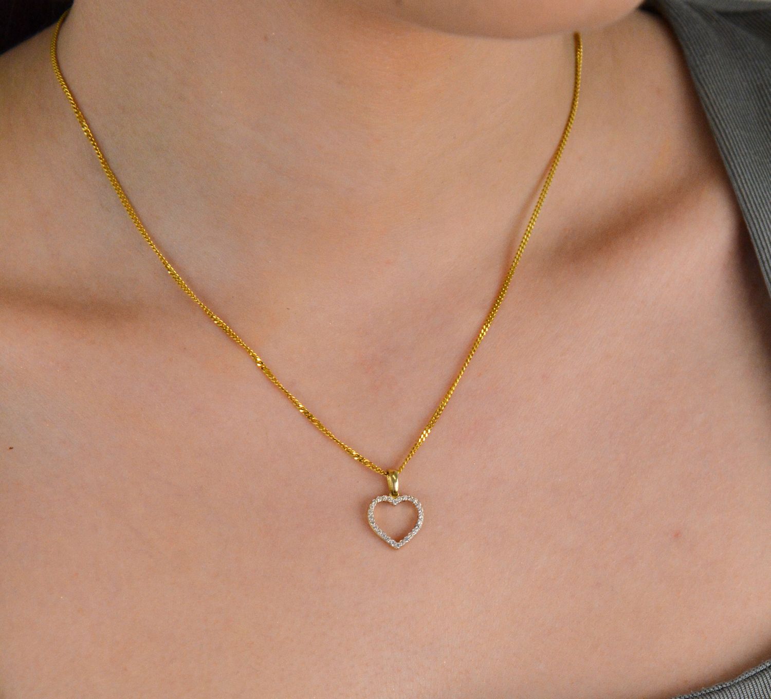 Zawieszka serce dwustronne z białymi i czarnymi cyrkoniami 585.jpg