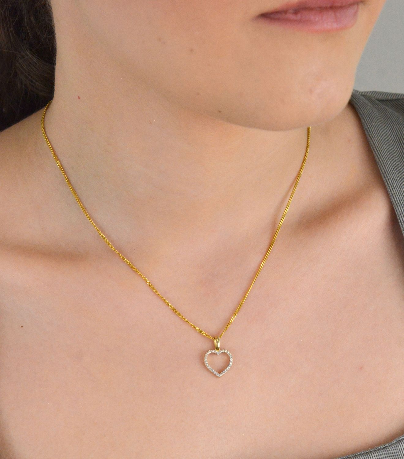 Zawieszka serce dwustronne z białymi i czarnymi cyrkoniami 585.jpg