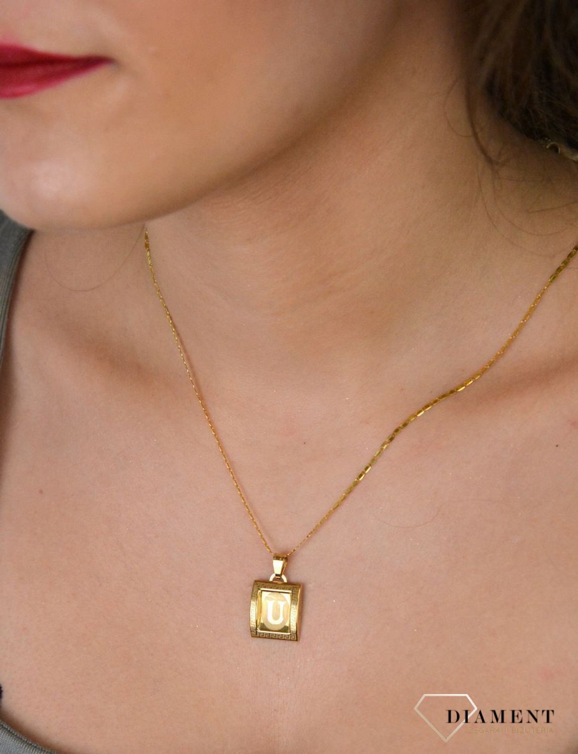 Złota zawieszka 585 literka U na papirusie DIA-ZAW-10501-585  Wisiorek został wykonany z najwyższej jakości złota próby 585 na papirusie. Złoto to jeden z najpopularniejszych kruszców, cenione 1.jpg