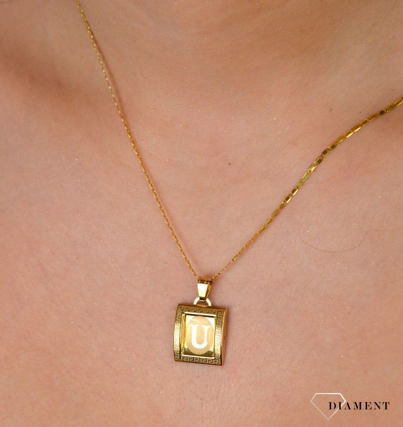 Złota zawieszka 585 literka U na papirusie DIA-ZAW-10501-585  Wisiorek został wykonany z najwyższej jakości złota próby 585 na papirusie. Złoto to jeden z najpopularniejszych kruszców, cenione 1.jpg