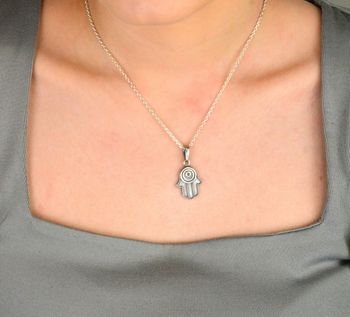 Zawieszka damska srebrna ręka fatimy próba 925, DIA-ZAW-10576-925 Zawieszka damska w kształcie ręki Fatimy to nie tylko elegancki dodatek, ale również symboliczna ozdoba (3).JPG
