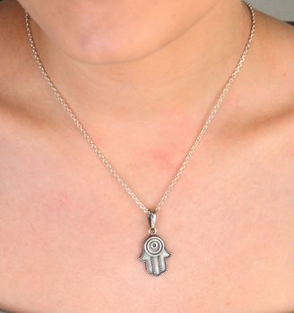 Zawieszka damska srebrna ręka fatimy próba 925, DIA-ZAW-10576-925 Zawieszka damska w kształcie ręki Fatimy to nie tylko elegancki dodatek, ale również symboliczna ozdoba (4).JPG