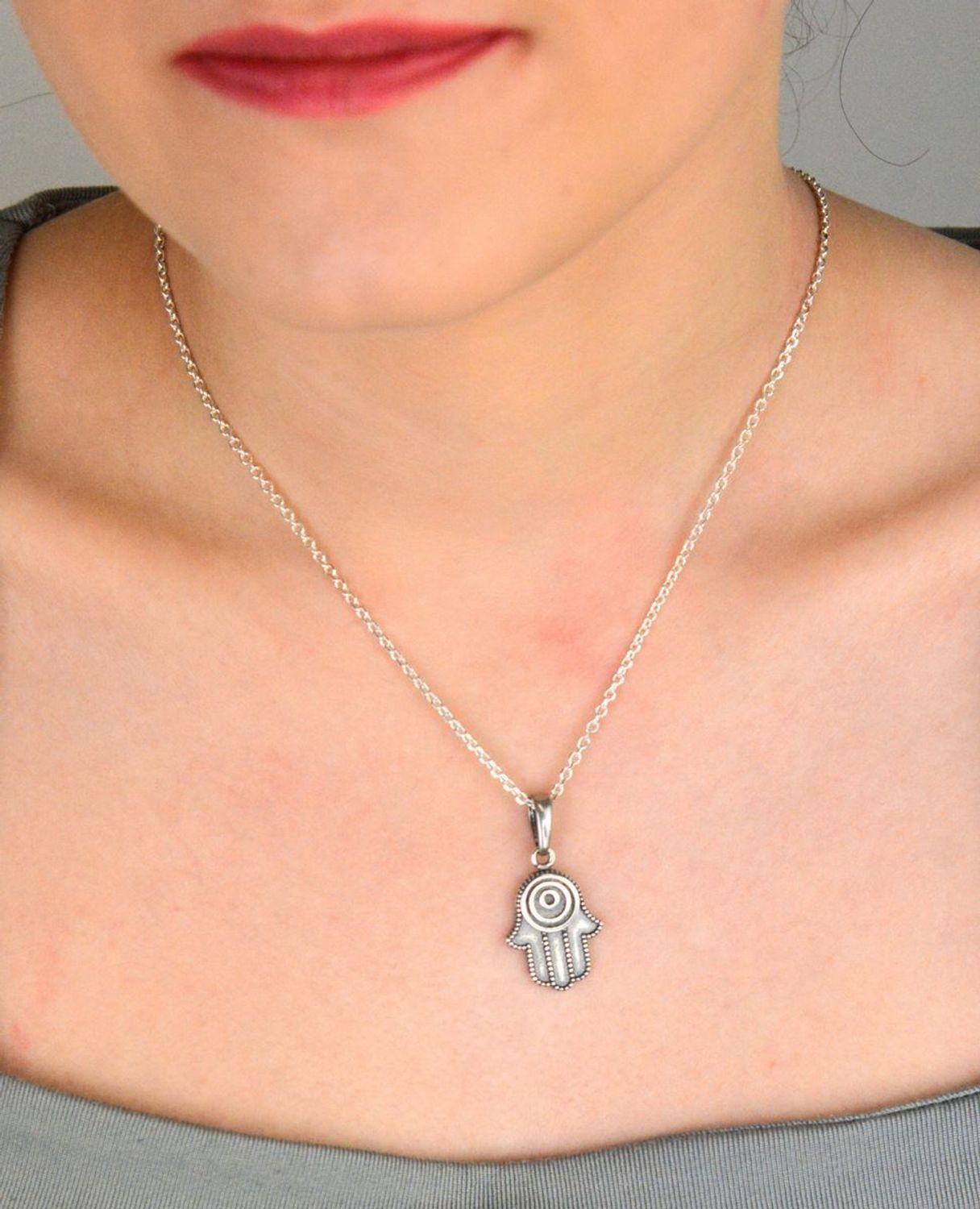 Zawieszka damska srebrna ręka fatimy próba 925, DIA-ZAW-10576-925 Zawieszka damska w kształcie ręki Fatimy to nie tylko elegancki dodatek, ale również symboliczna ozdoba1.jpg