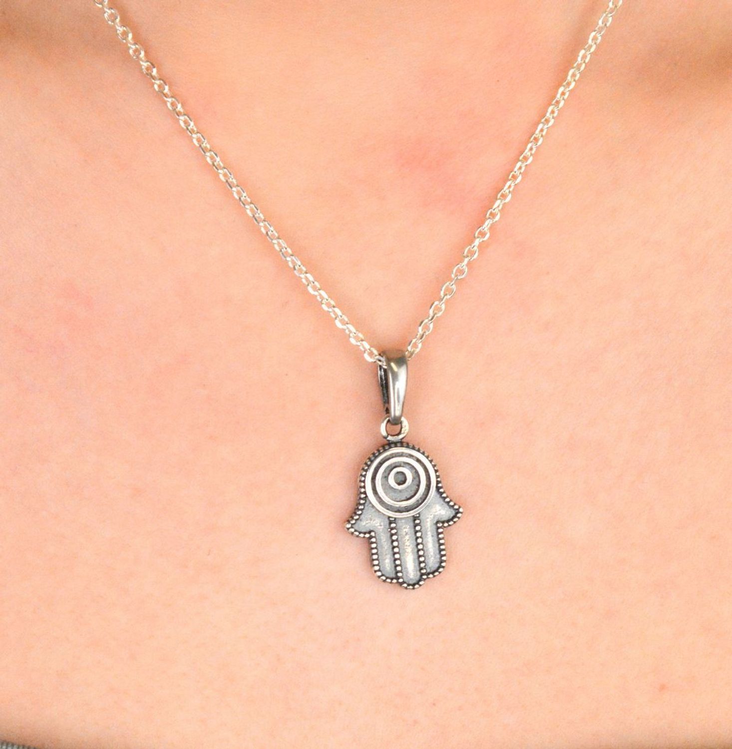 Zawieszka damska srebrna ręka fatimy próba 925, DIA-ZAW-10576-925 Zawieszka damska w kształcie ręki Fatimy to nie tylko elegancki dodatek, ale również symboliczna ozdoba1.jpg