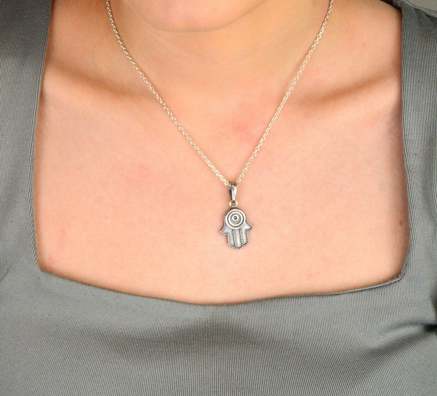 Zawieszka damska srebrna ręka fatimy próba 925, DIA-ZAW-10576-925 Zawieszka damska w kształcie ręki Fatimy to nie tylko elegancki dodatek, ale również symboliczna ozdoba1.jpg