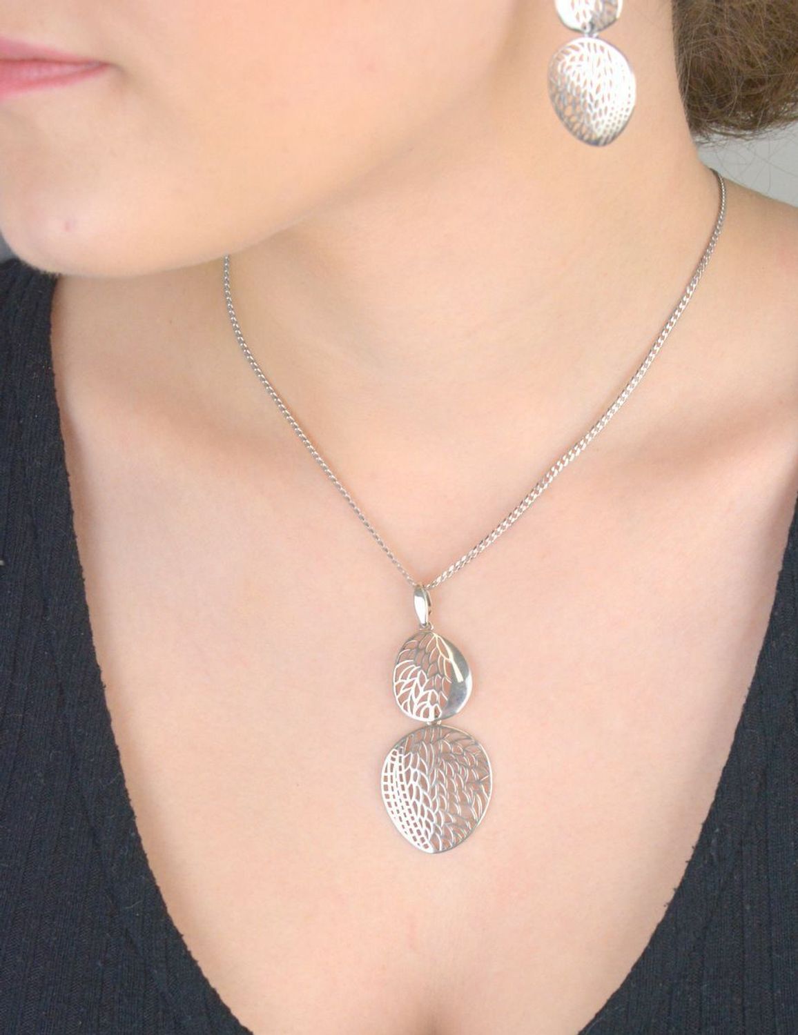 Elegancka srebrna zawieszka damska o geometrycznym, ażurowym wzorze. Wykonana z próby 925, długość 6 cm, szerokość 2,5 cm, waga 3,60 g – stylowy dodatek do łańcuszka.1.jpg