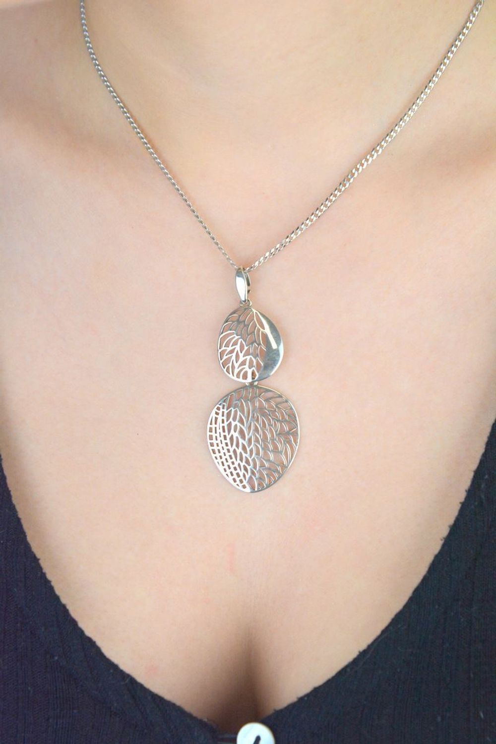 Elegancka srebrna zawieszka damska o geometrycznym, ażurowym wzorze. Wykonana z próby 925, długość 6 cm, szerokość 2,5 cm, waga 3,60 g – stylowy dodatek do łańcuszka.1.jpg