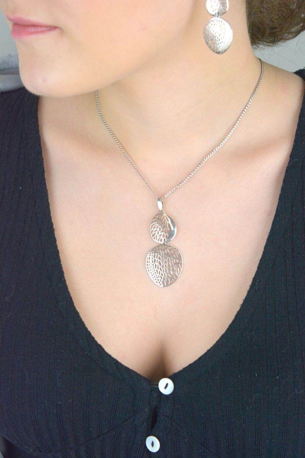 Elegancka srebrna zawieszka damska o geometrycznym, ażurowym wzorze. Wykonana z próby 925, długość 6 cm, szerokość 2,5 cm, waga 3,60 g – stylowy dodatek do łańcuszka.1.jpg