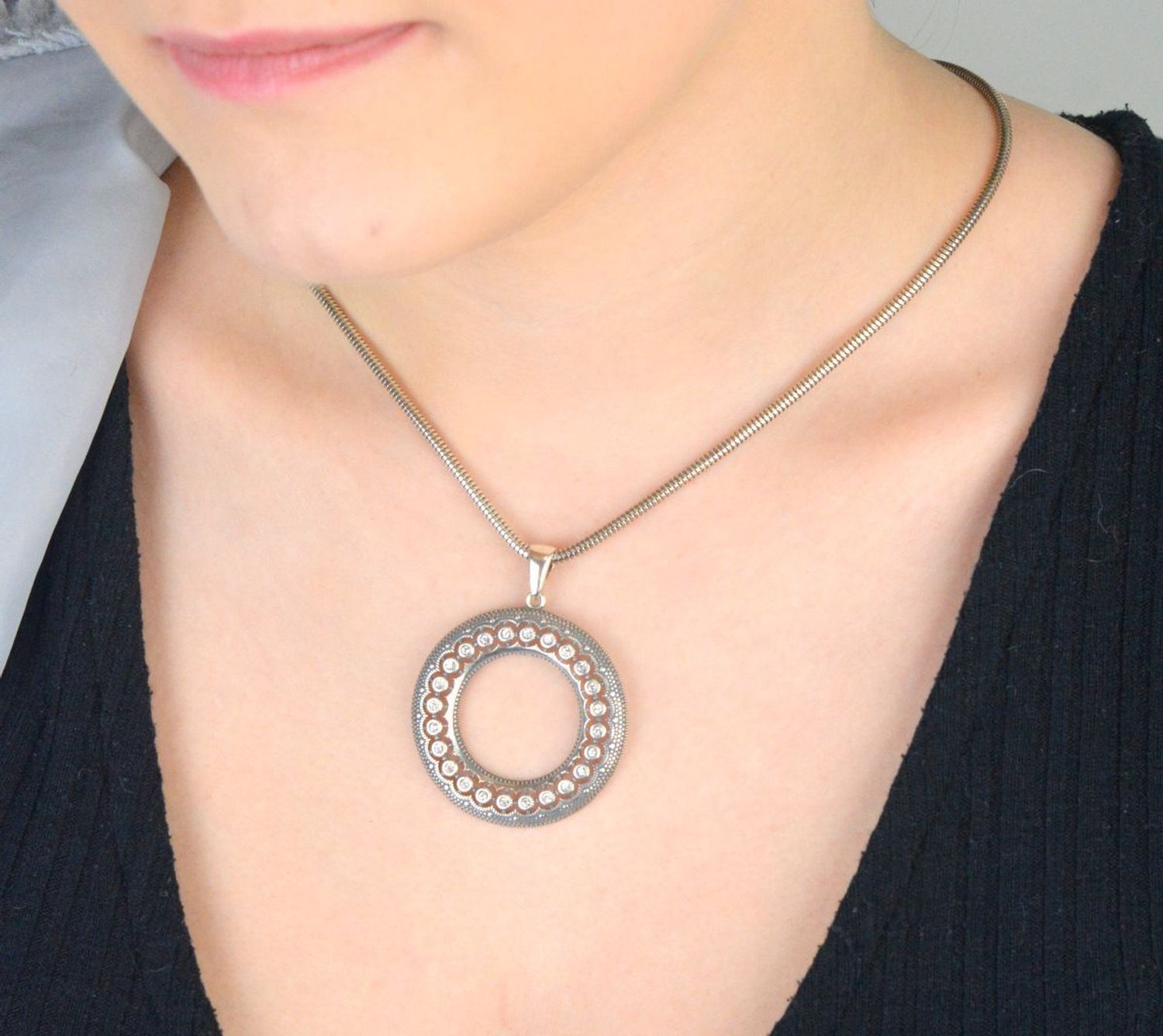 Okrągła zawieszka damska ze srebra próby 925 z cyrkoniami i ażurowym środkiem. Duży, elegancki wzór – długość 5 cm, szerokość 4 cm, waga 7,95 g. Idealna jako ozdoba lub prezent.1.jpg