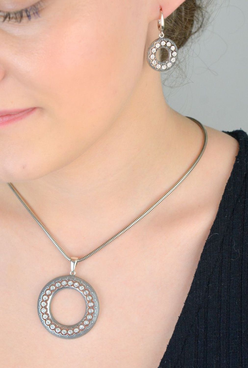 Okrągła zawieszka damska ze srebra próby 925 z cyrkoniami i ażurowym środkiem. Duży, elegancki wzór – długość 5 cm, szerokość 4 cm, waga 7,95 g. Idealna jako ozdoba lub prezent.1.jpg