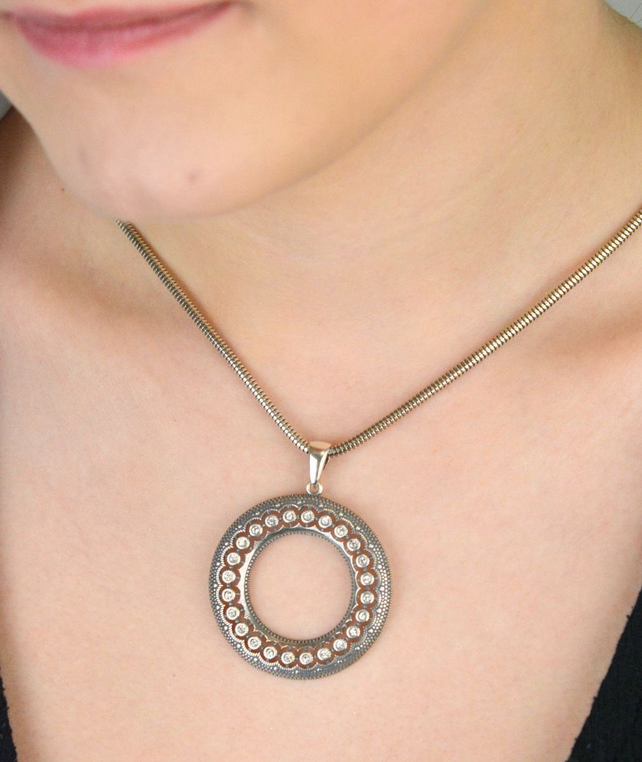 Okrągła zawieszka damska ze srebra próby 925 z cyrkoniami i ażurowym środkiem. Duży, elegancki wzór – długość 5 cm, szerokość 4 cm, waga 7,95 g. Idealna jako ozdoba lub prezent.1.jpg