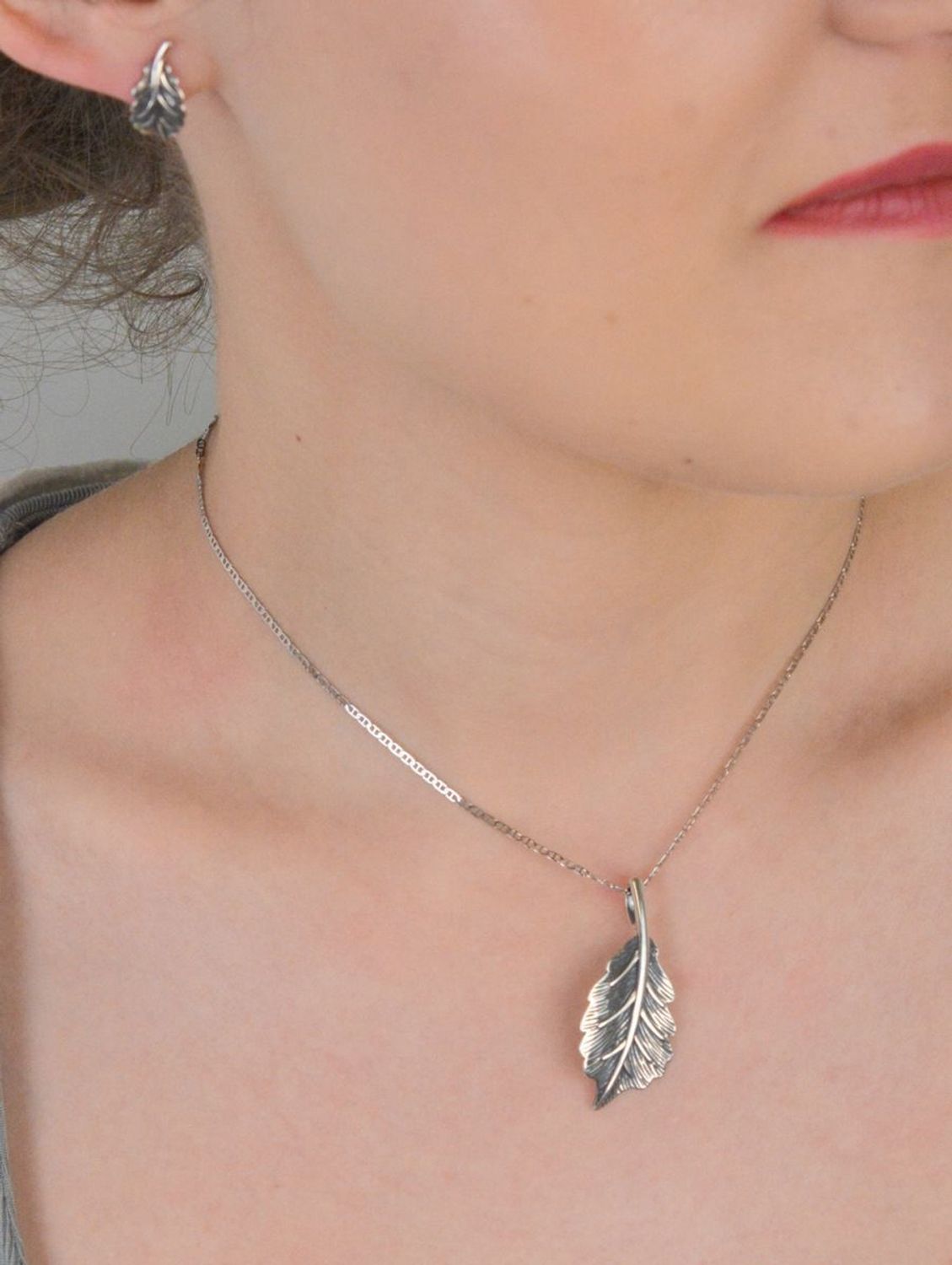 Zawieszka srebrna próba 925, liść oksydowany DIA-ZAW-10580-925 Ta wyjątkowa zawieszka srebrna w kształcie liścia jest wykonana z srebra próby 925 i ma subtelną oksydowaną powierzchnię, która 1.jpg